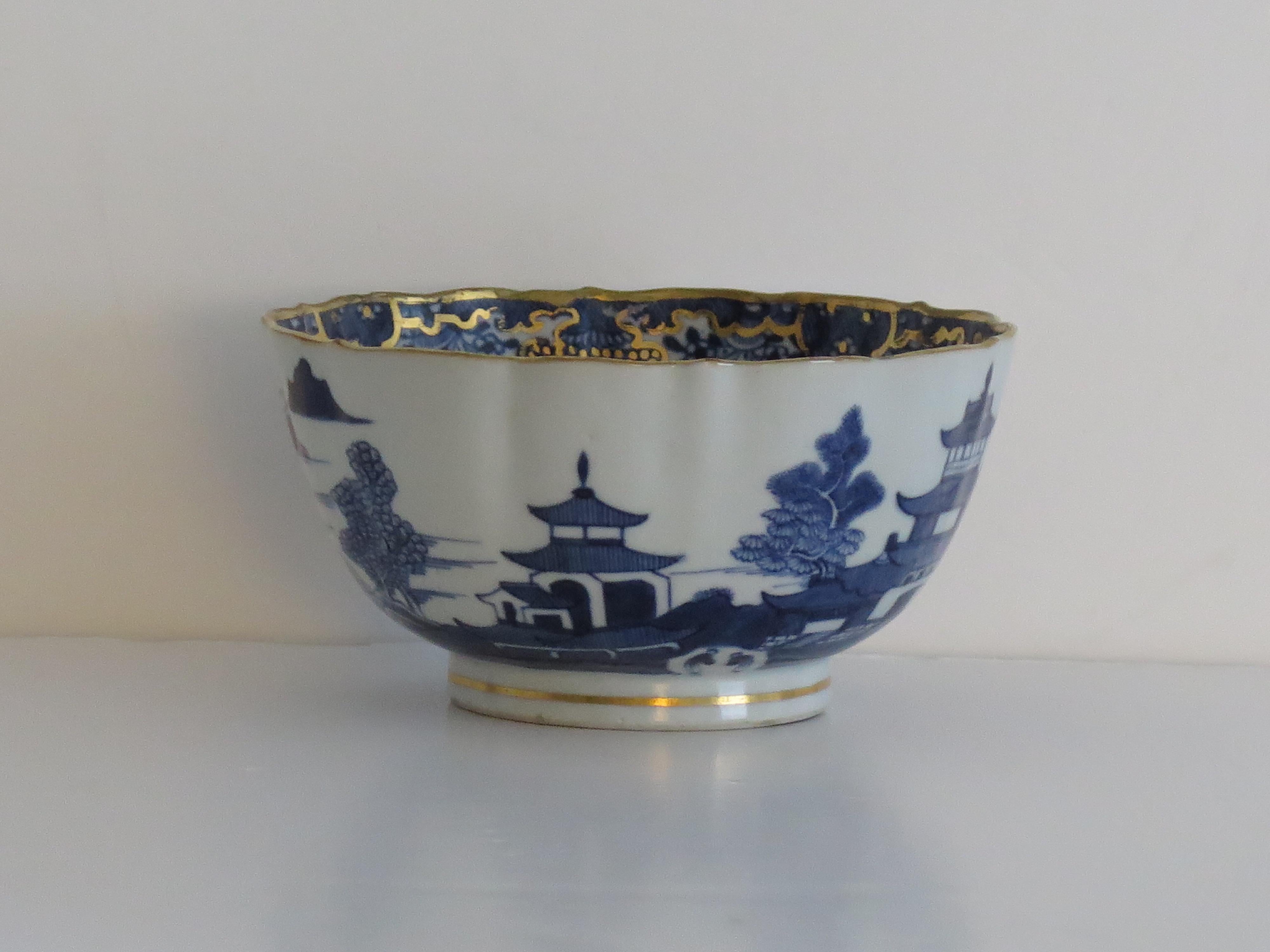 Cinese Ciotola in porcellana cinese da esportazione dipinta a mano e dorata con scena di fiume, Qing 1785 ca.
