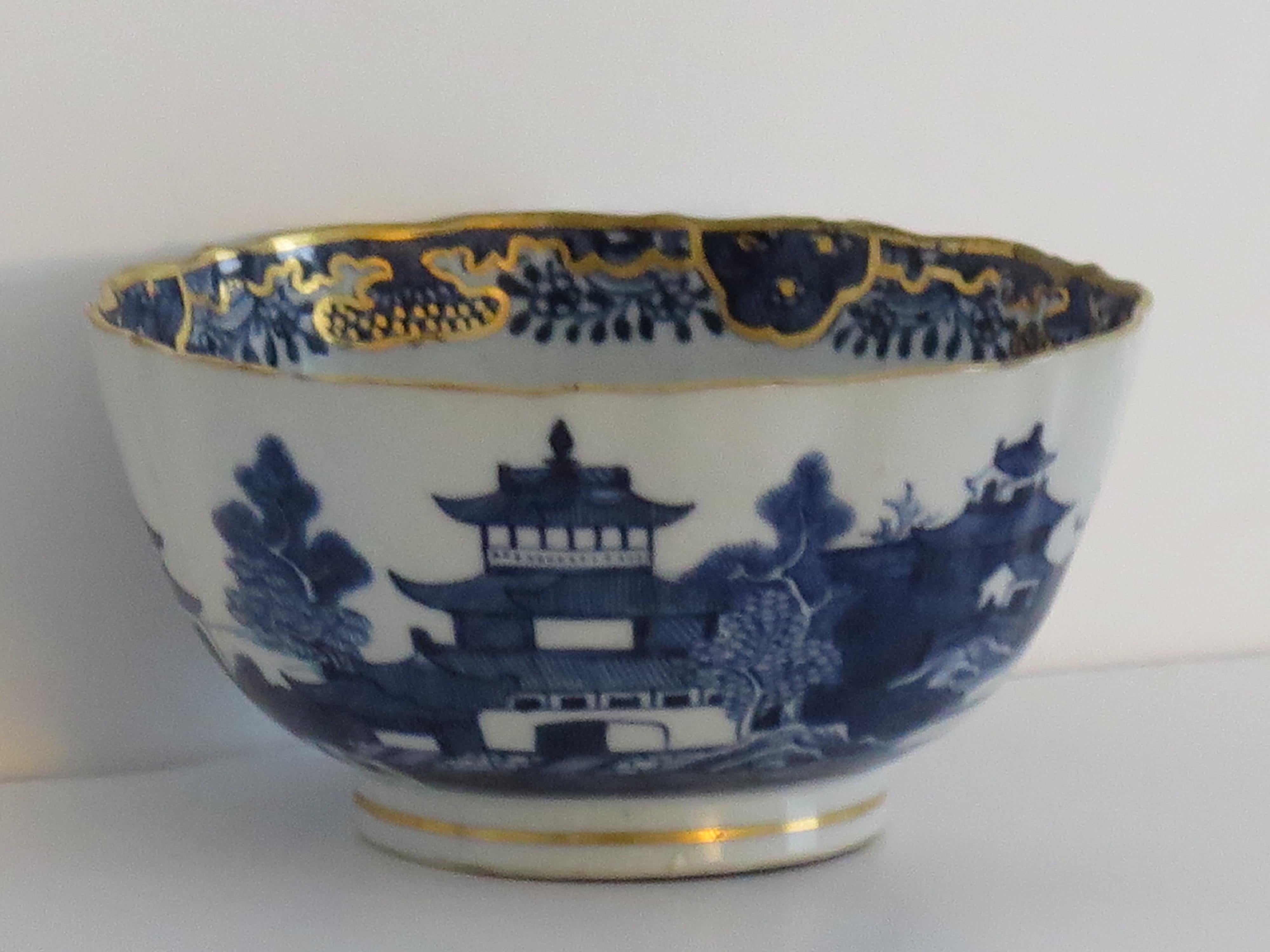 Fino al XVIII secolo Ciotola in porcellana cinese da esportazione dipinta a mano e dorata con scena di fiume, Qing 1785 ca.