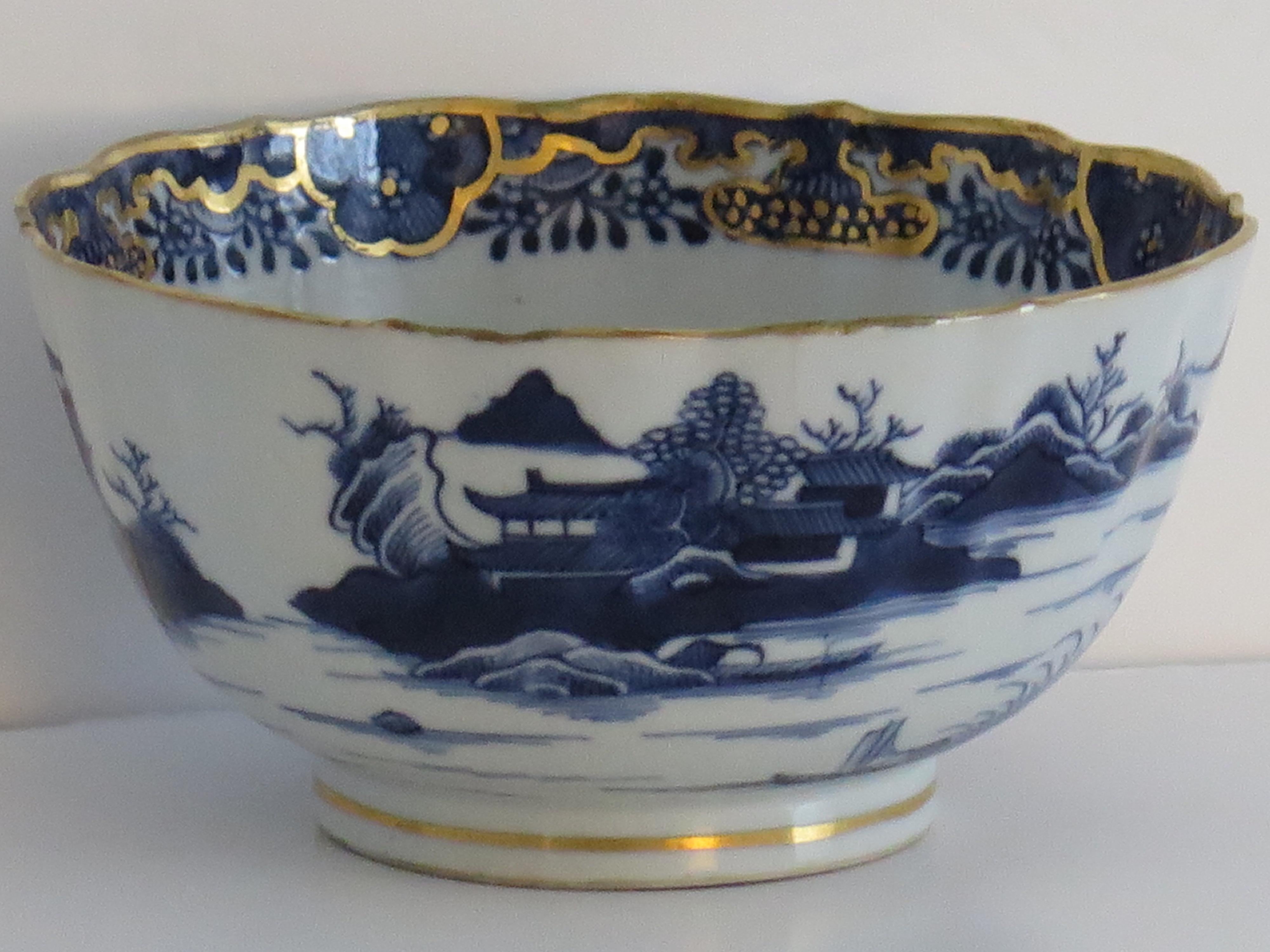 Ciotola in porcellana cinese da esportazione dipinta a mano e dorata con scena di fiume, Qing 1785 ca. 1