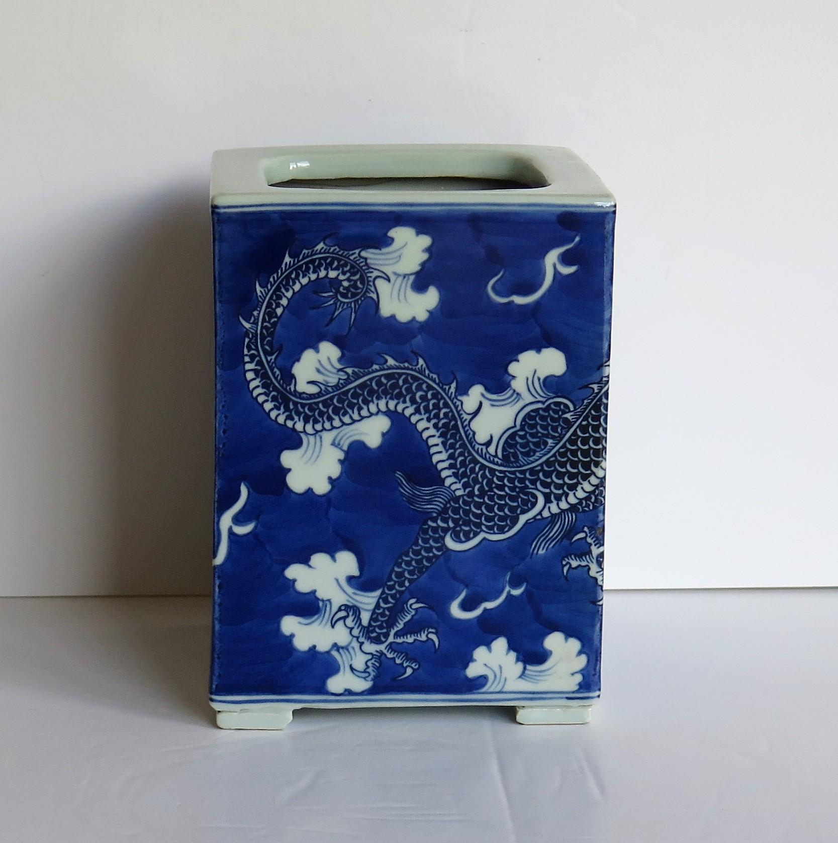 Chinese Export Porcelain Brush Pot Blue and White Hand Painted Dragons In Good Condition In Lincoln, Lincolnshire