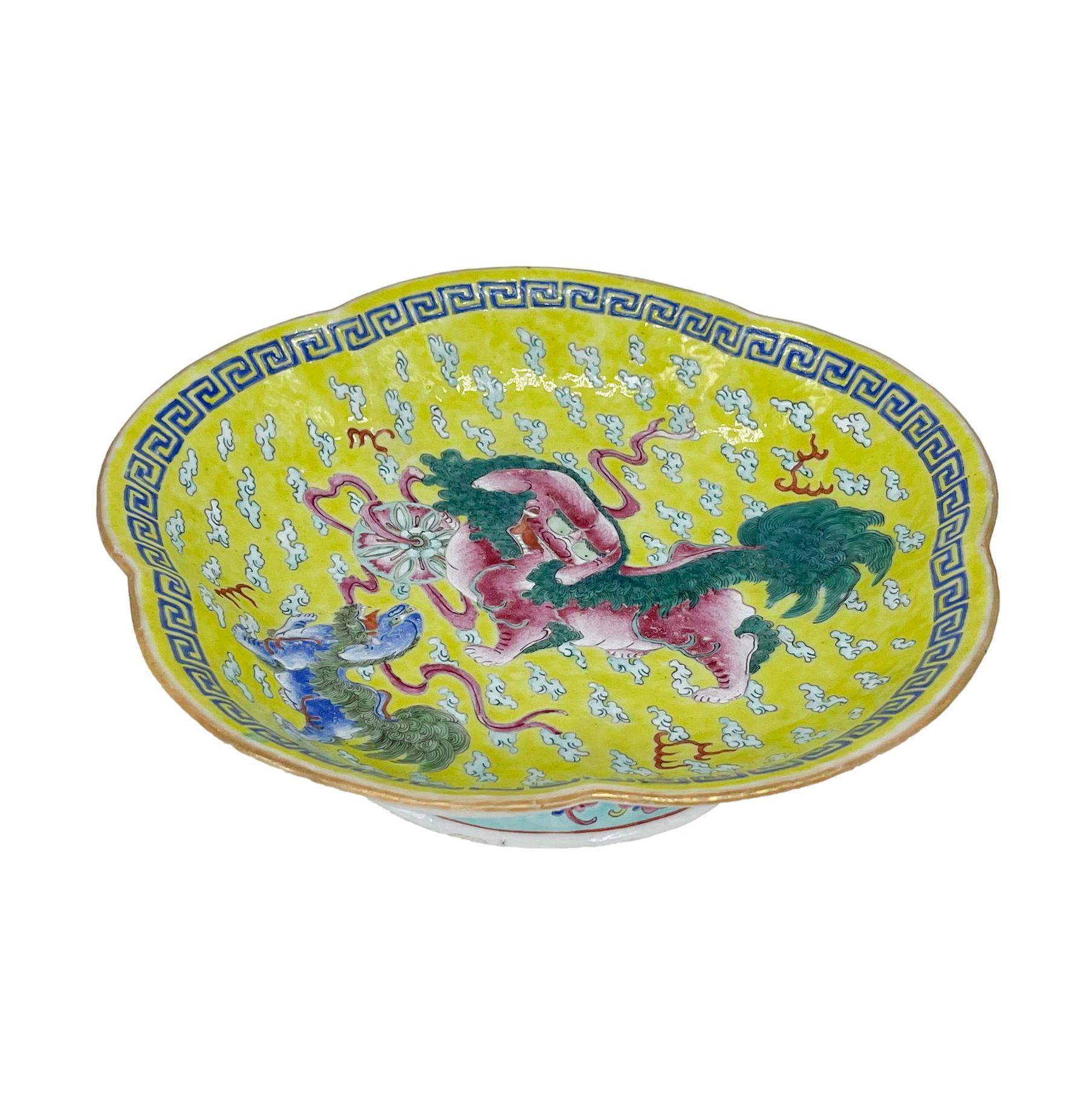 Chinesisches Export-Porzellan Famille Jeune (Gelb-Grund) Fußschale, Qing-Dynastie, Tongzhi Ära (1862-1874). Die fünflappige Schale ist mit einem männlichen, rosa glasierten Foo-Löwen inmitten von grün glasiertem Dschungel-Laub dekoriert, dessen