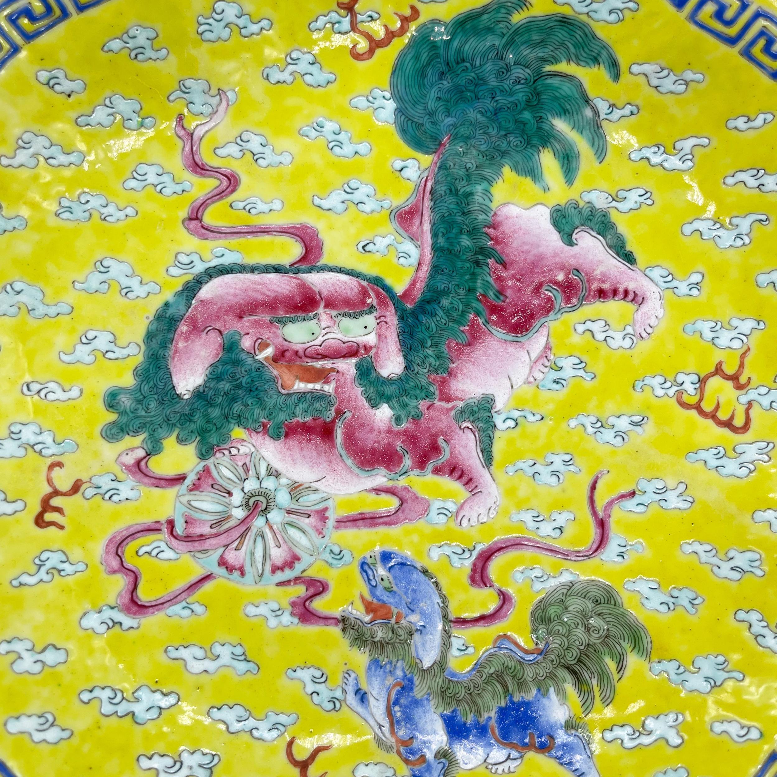 Chinesische Famille Jeune-Schale aus Porzellan mit Fu aus Kanton, um 1870 im Zustand „Gut“ im Angebot in Banner Elk, NC