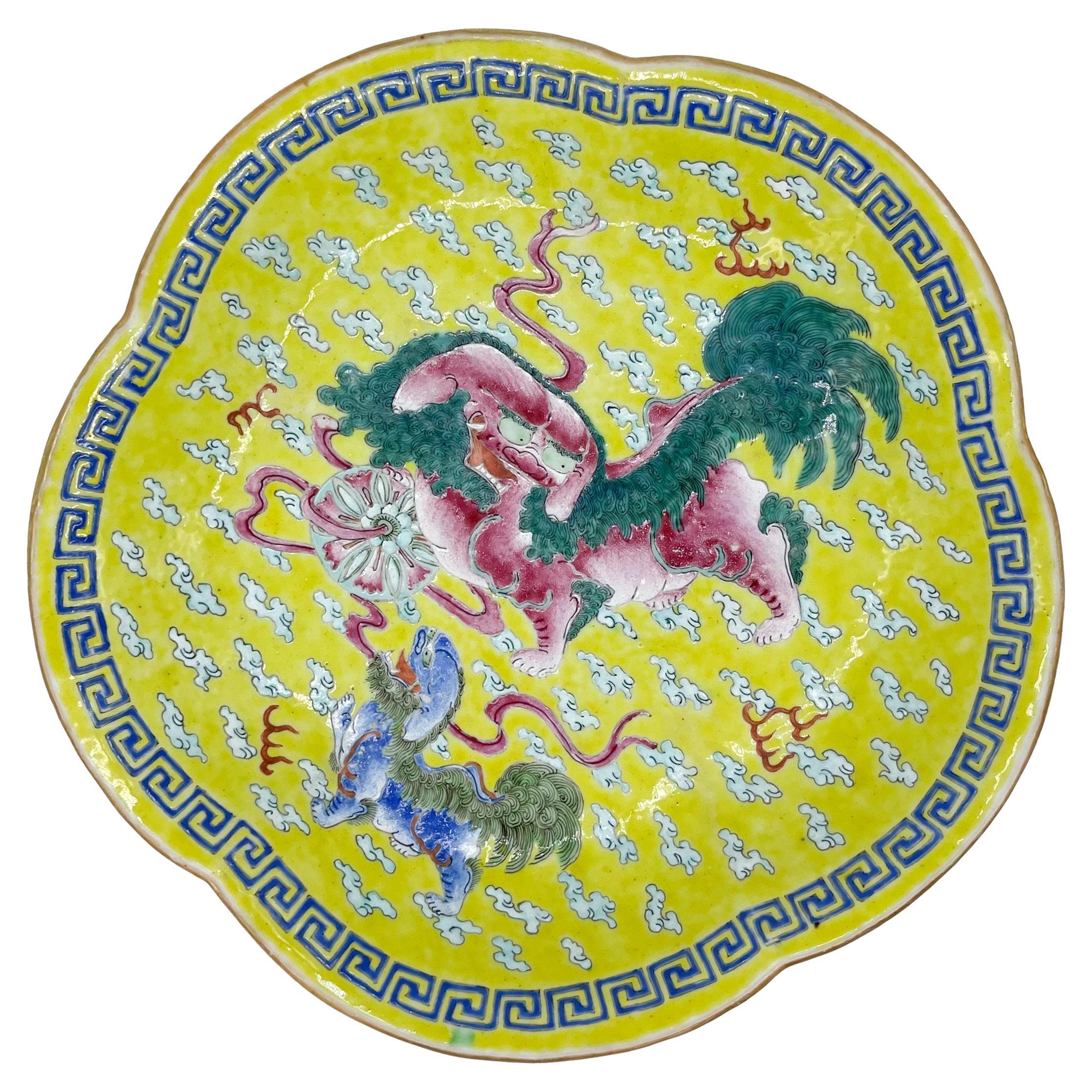 Plat  pieds en porcelaine d'exportation chinoise de Canton Famille Jeune, vers 1870