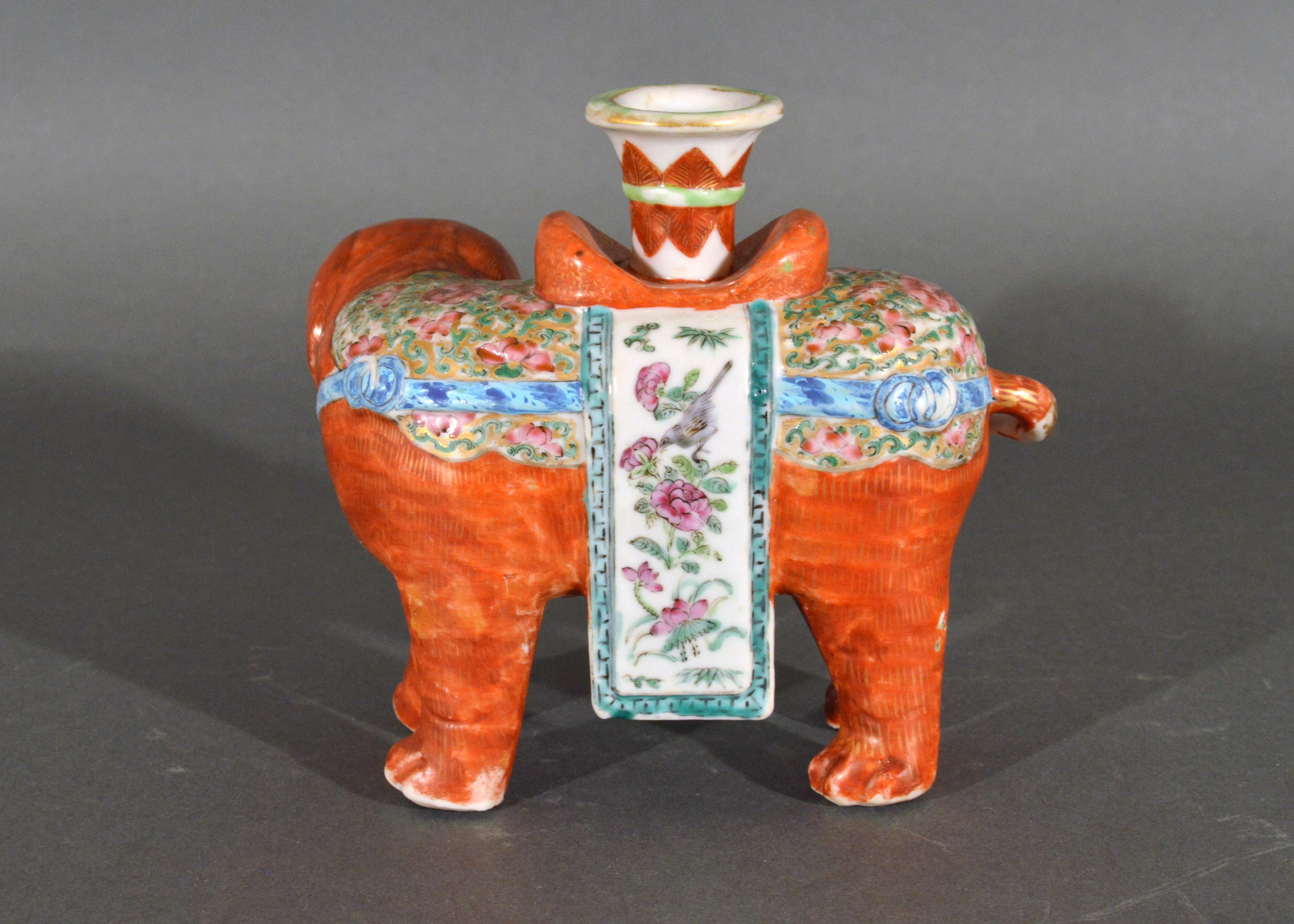 XIX secolo Elefante da esportazione cinese in porcellana Canton Famille Rose modellato come candeliere in vendita
