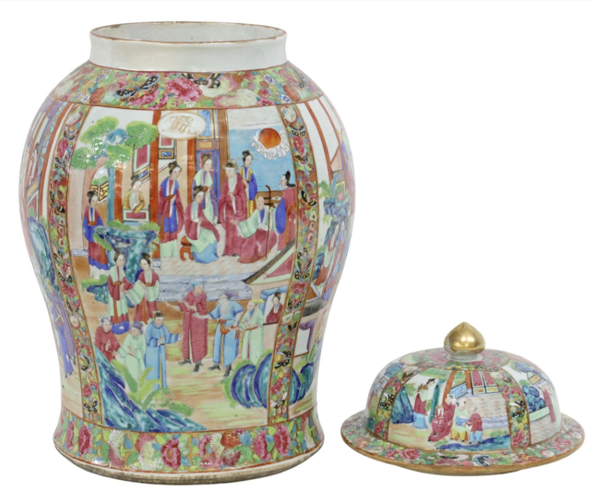 Chinese Export Porcelain Canton Jar decorated with Panels of Chinese Figures In Good Condition For Sale In Downingtown, PA