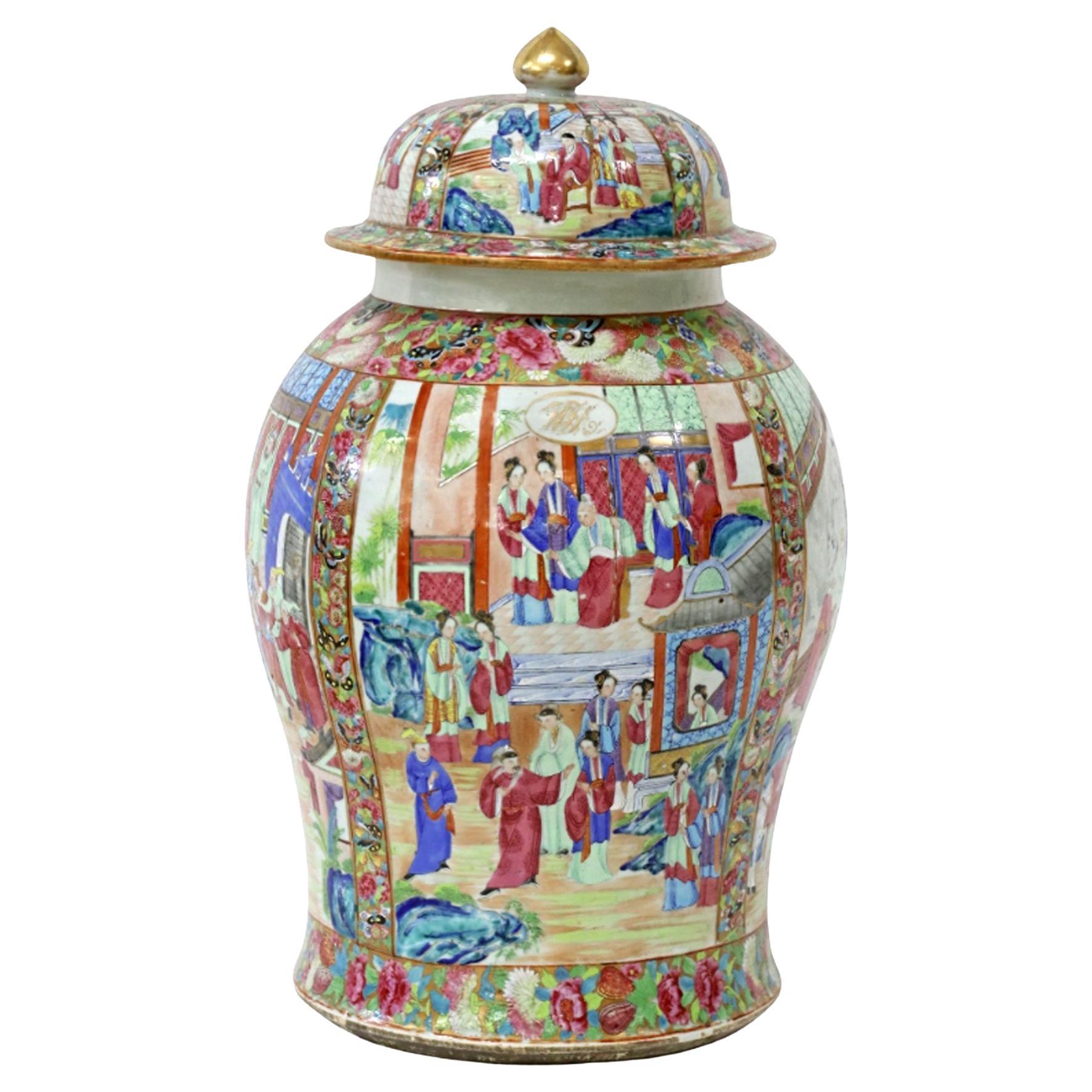 Chinese Export Porcelain Canton Jar decorated with Panels of Chinese Figures For Sale