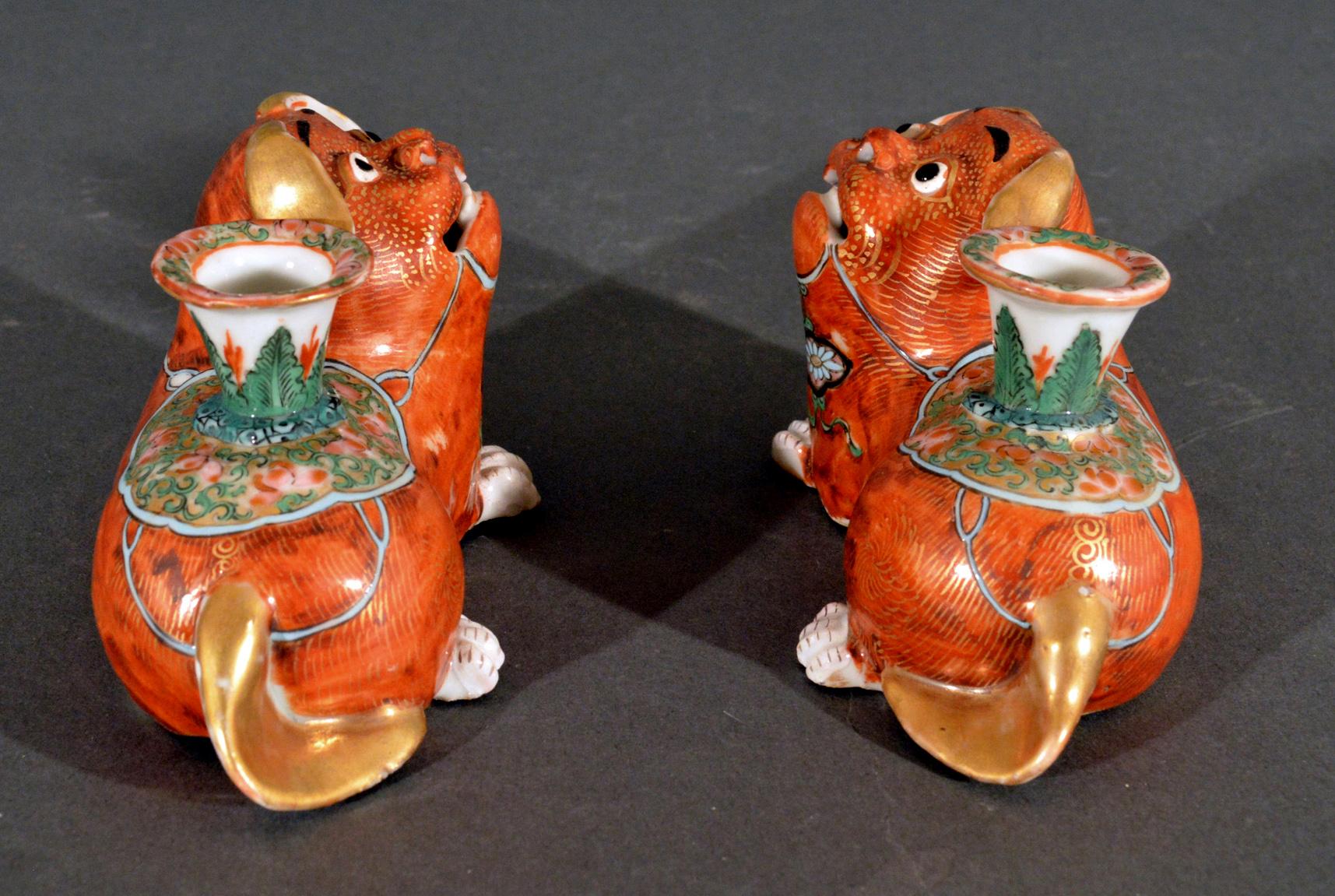 Chinese Export Porcelain Canton Pair of Foo Dog Candlesticks In Good Condition For Sale In Downingtown, PA