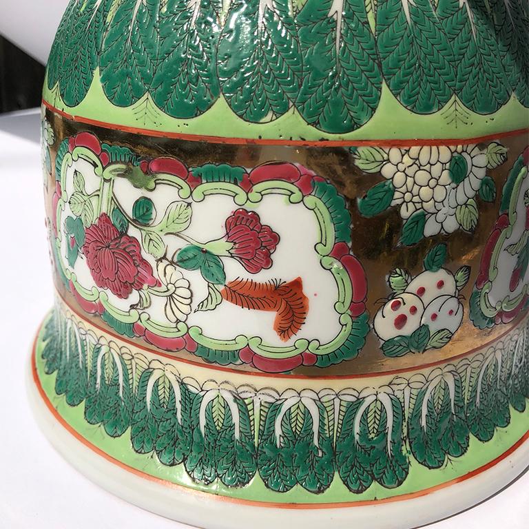 Chinese export porcelain ceramic Famille vert rose green gold pot 19th century. Small pot decorated in beautiful dark and light greens, reds and gold. Hand painted scenes of birds and roses on a gold background. Surrounding both the top lip and