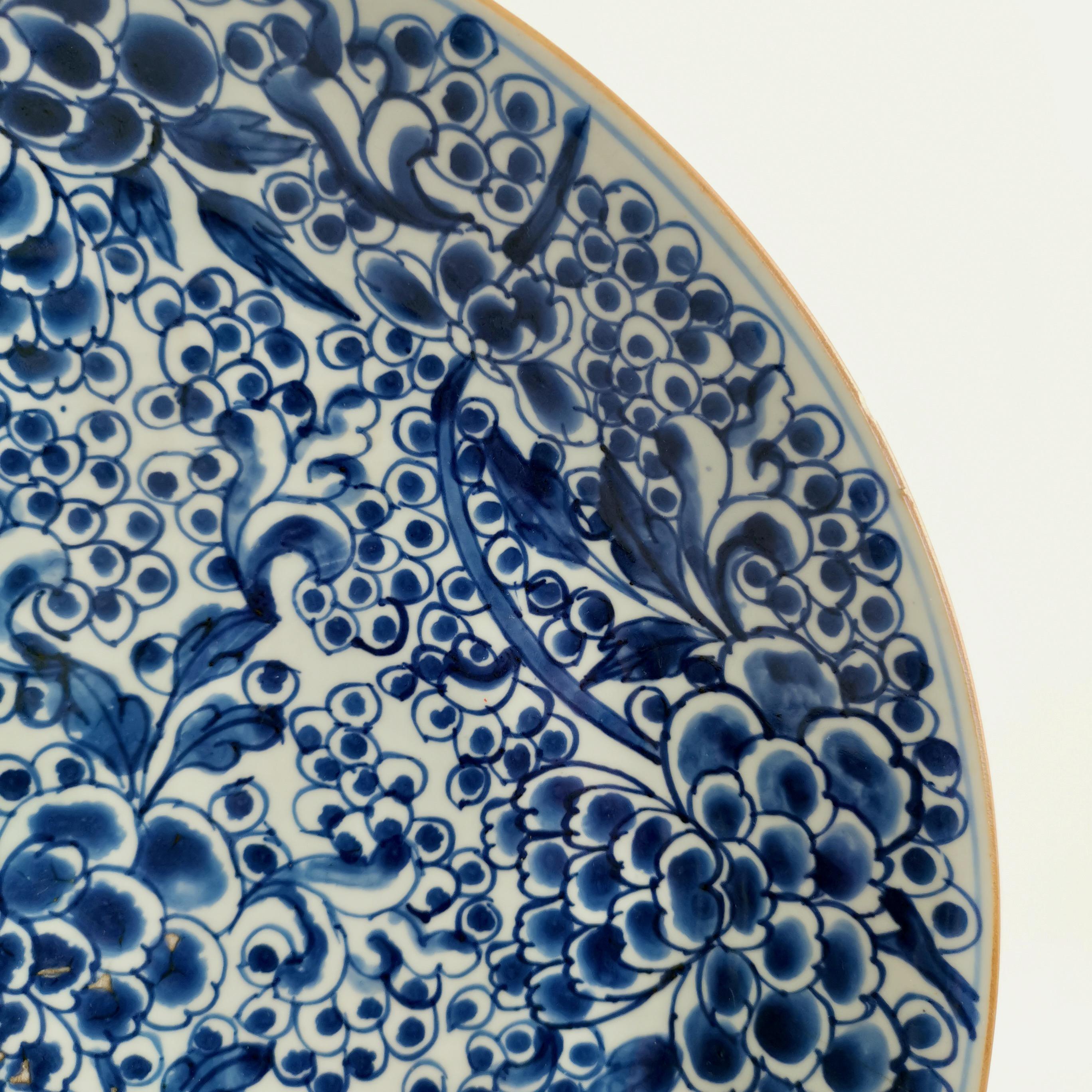 Chinese Export Porcelain Charger, Blue on White Peony & Frogspawn, Kangxi 18th C In Good Condition In London, GB