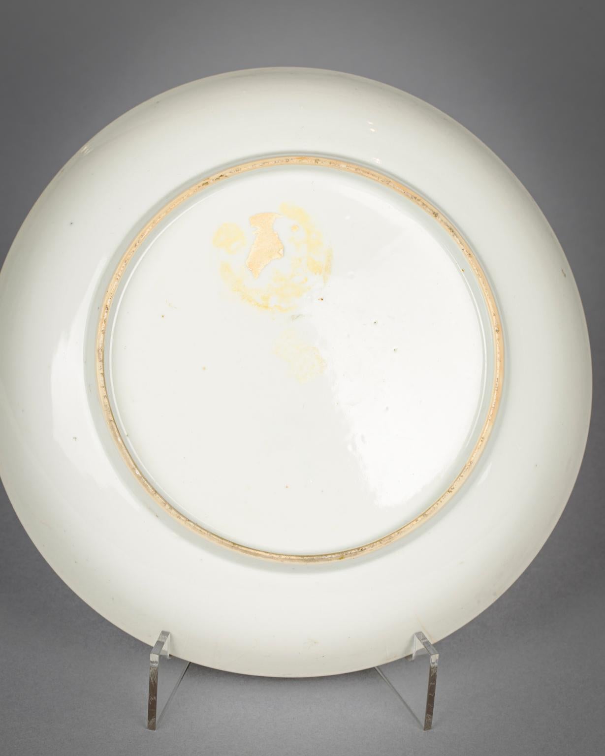 Chinese Export Porcelain Circular Dish, circa 1760 In Good Condition For Sale In New York, NY