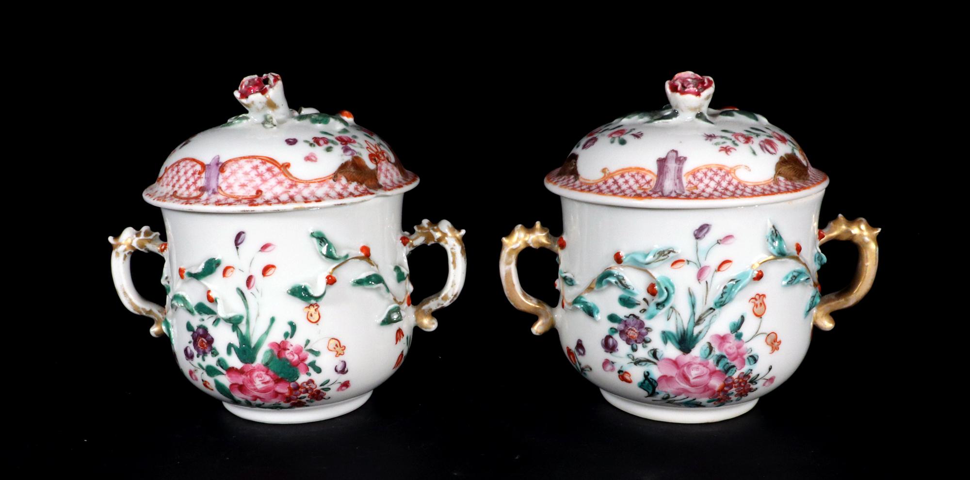 Vasi a due manici coperti in porcellana cinese da esportazione Famille Rose,
Circa 1775

L'insolita coppia di vasi circolari a due manici in porcellana cinese da esportazione è dipinta in famille rose con un grande gruppo di fiori su ciascun lato e