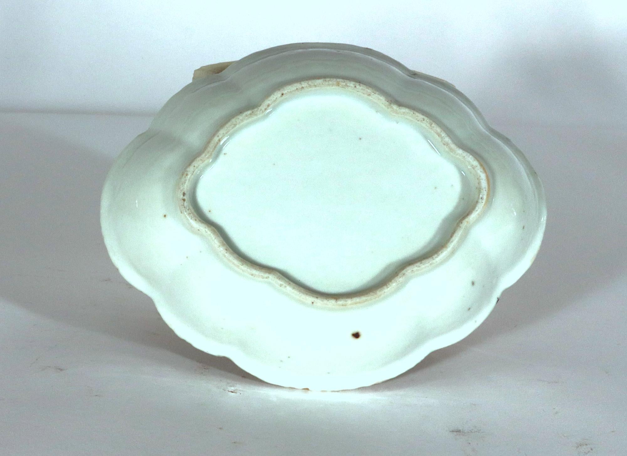 XVIIIe siècle Plat profond en porcelaine d'exportation chinoise avec cylindre « JA » en vente