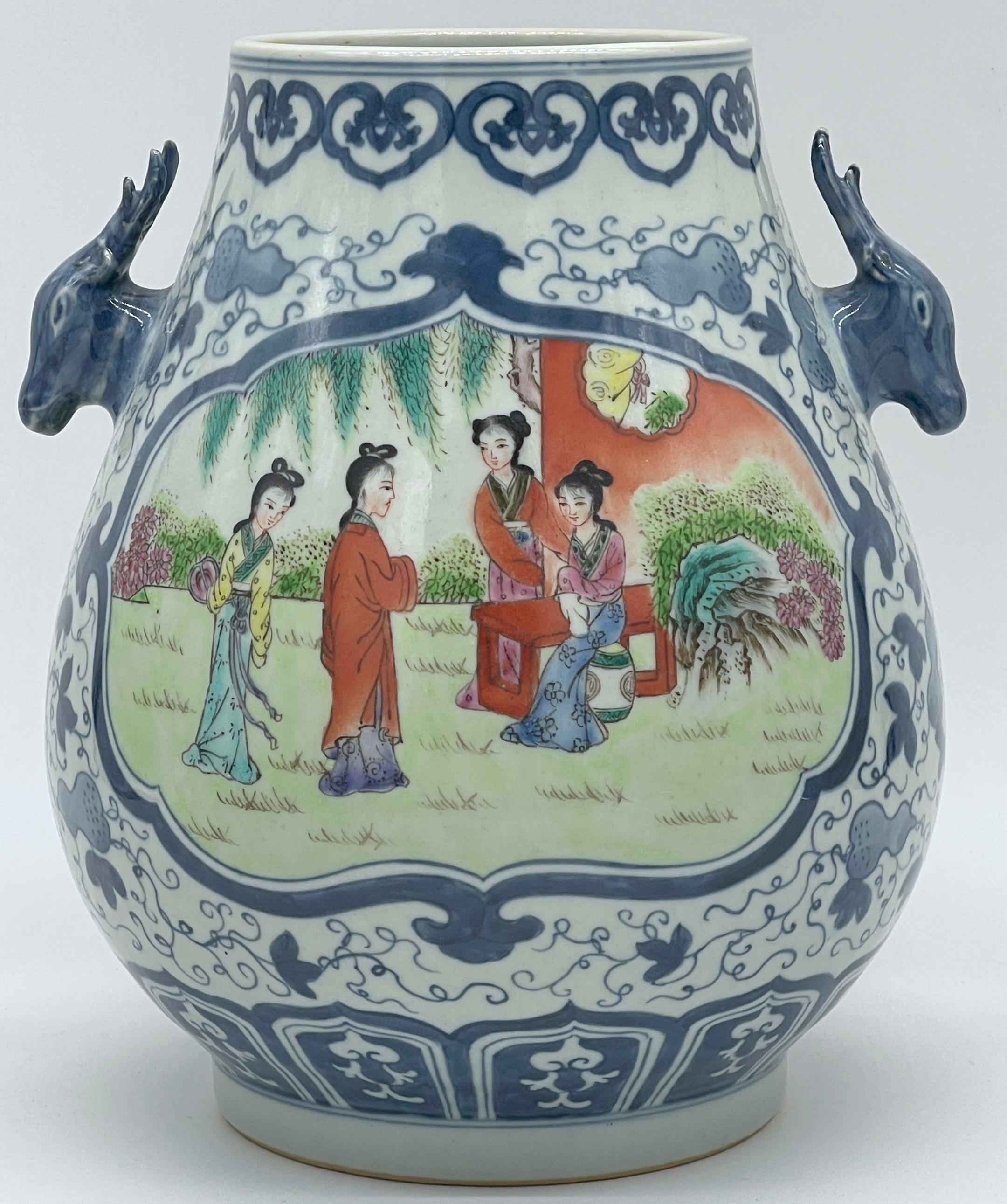Vaso in porcellana cinese da esportazione con manico di cervo
Cina, XX secolo 

Questo vaso di porcellana cinese da esportazione del XX secolo è un pezzo raro e squisito, caratterizzato da una forma unica con suggestivi manici a testa di cervo. Il