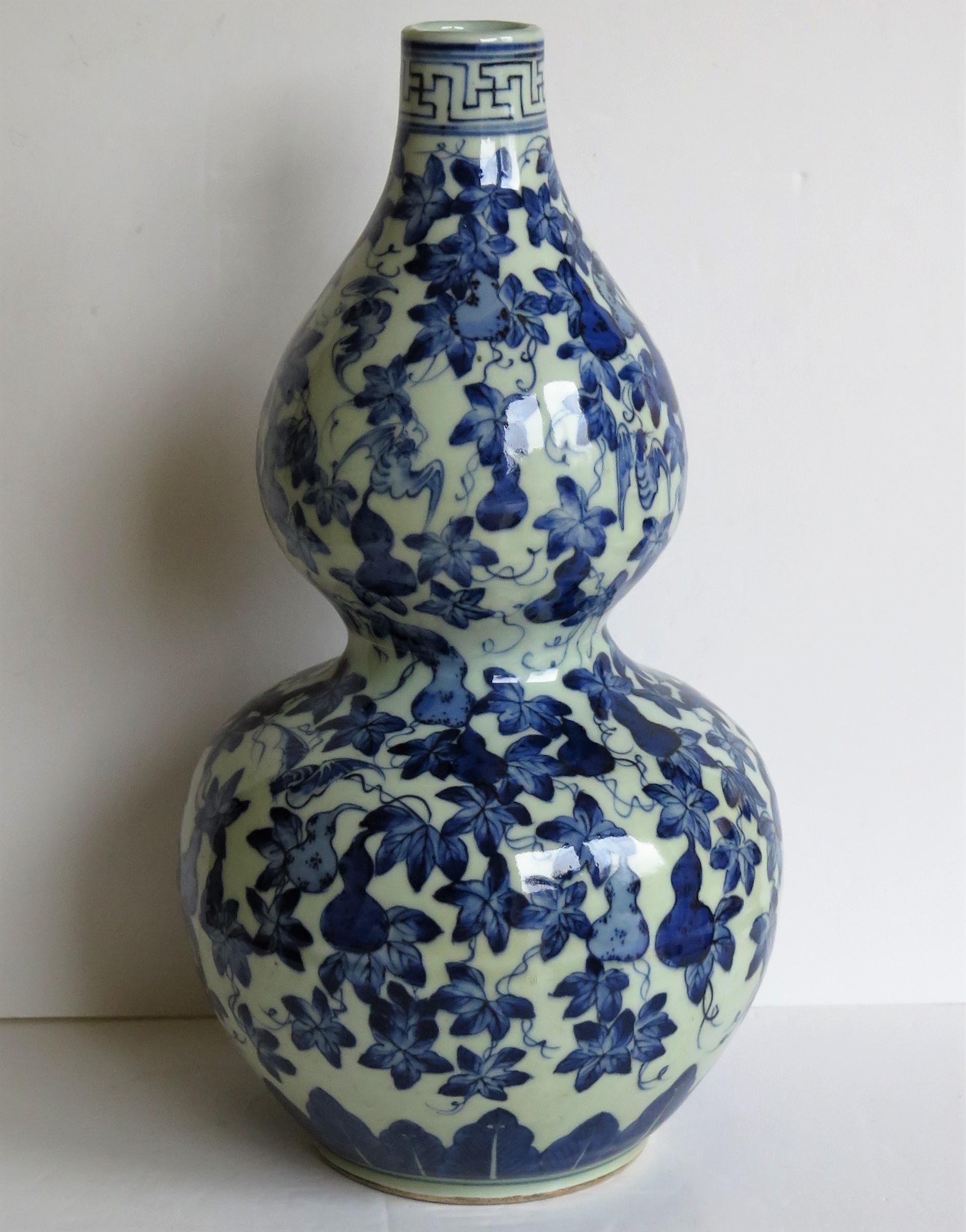 This is a beautiful, fairly tall 34+cm, Chinese Export, blue and white porcelain double gourd vase, which we date to the mid 19th century, Qing period.

This is a well hand potted piece with a very good double gourd shape.

The vase is handmade and