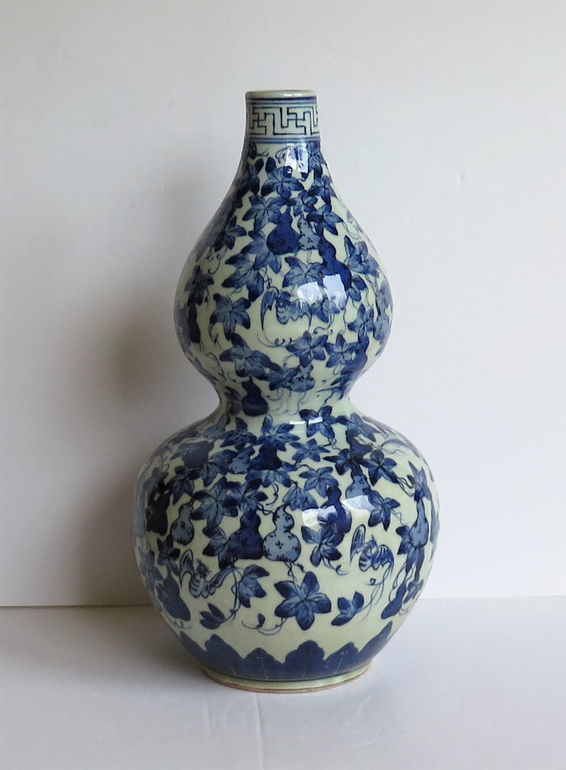 Chinese Export Porcelain Vase Blue & White Hand Painted 34cm tall Mid 19thC Qing In Good Condition In Lincoln, Lincolnshire