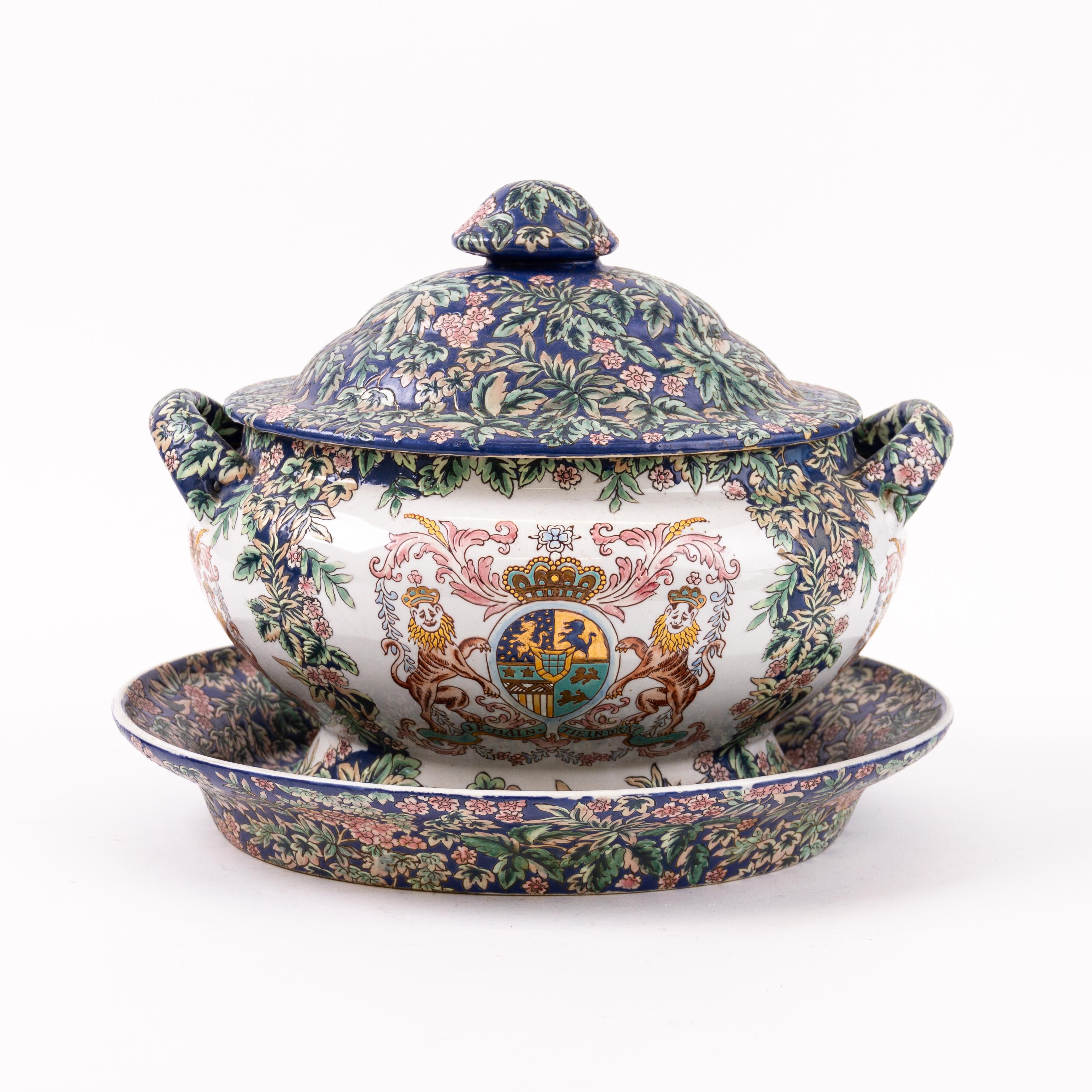 Soupière armoriée hollandaise en porcelaine d'exportation chinoise avec Stand 19ème siècle
Bon état
Soupière à couvercle en porcelaine fine famille rose d'exportation chinoise du XIXe siècle, accompagnée de sa base ovale. Représentant au centre les