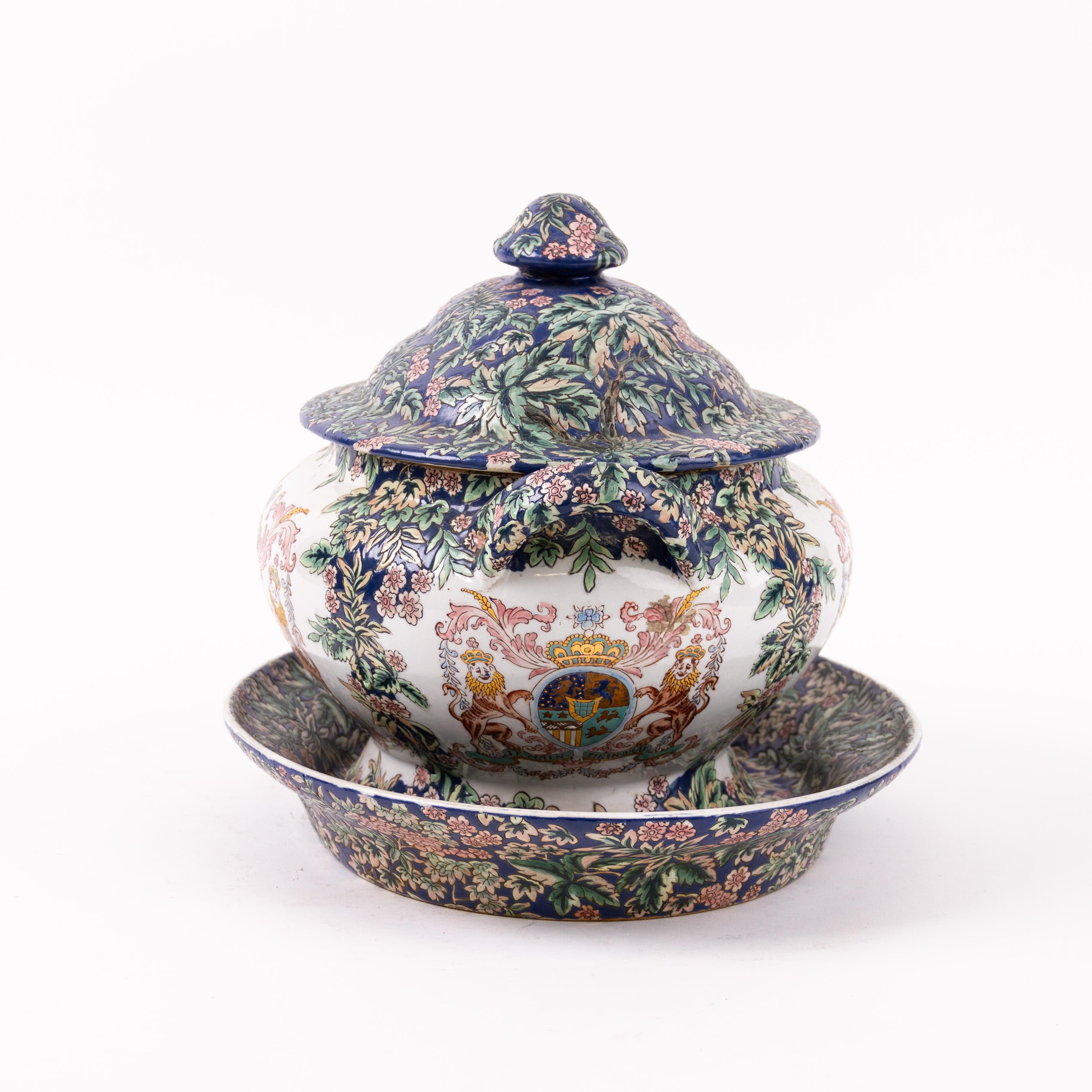 Peint à la main Soupière armoriée hollandaise en porcelaine d'exportation chinoise avec Stand 19ème siècle en vente
