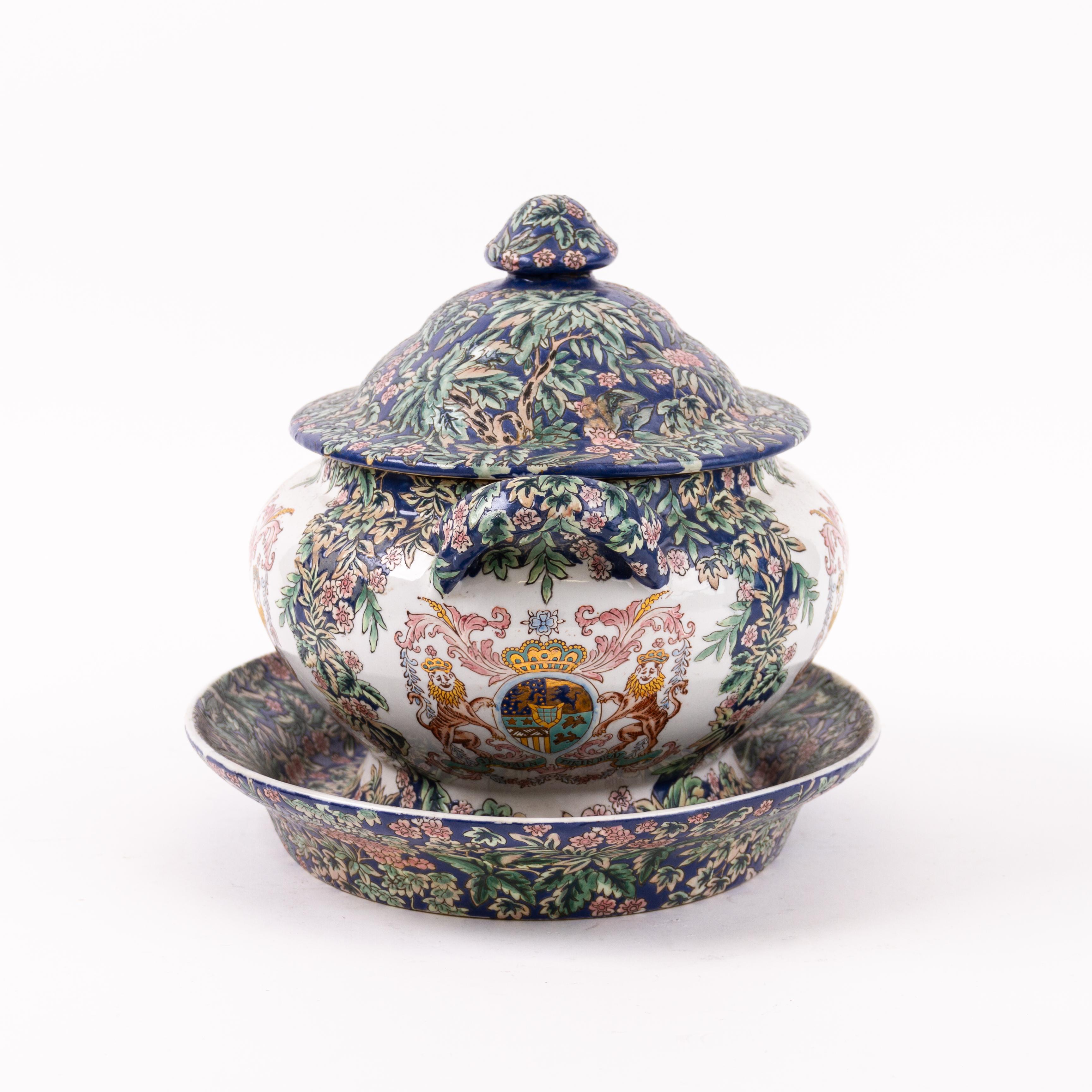 XIXe siècle Soupière armoriée hollandaise en porcelaine d'exportation chinoise avec Stand 19ème siècle en vente
