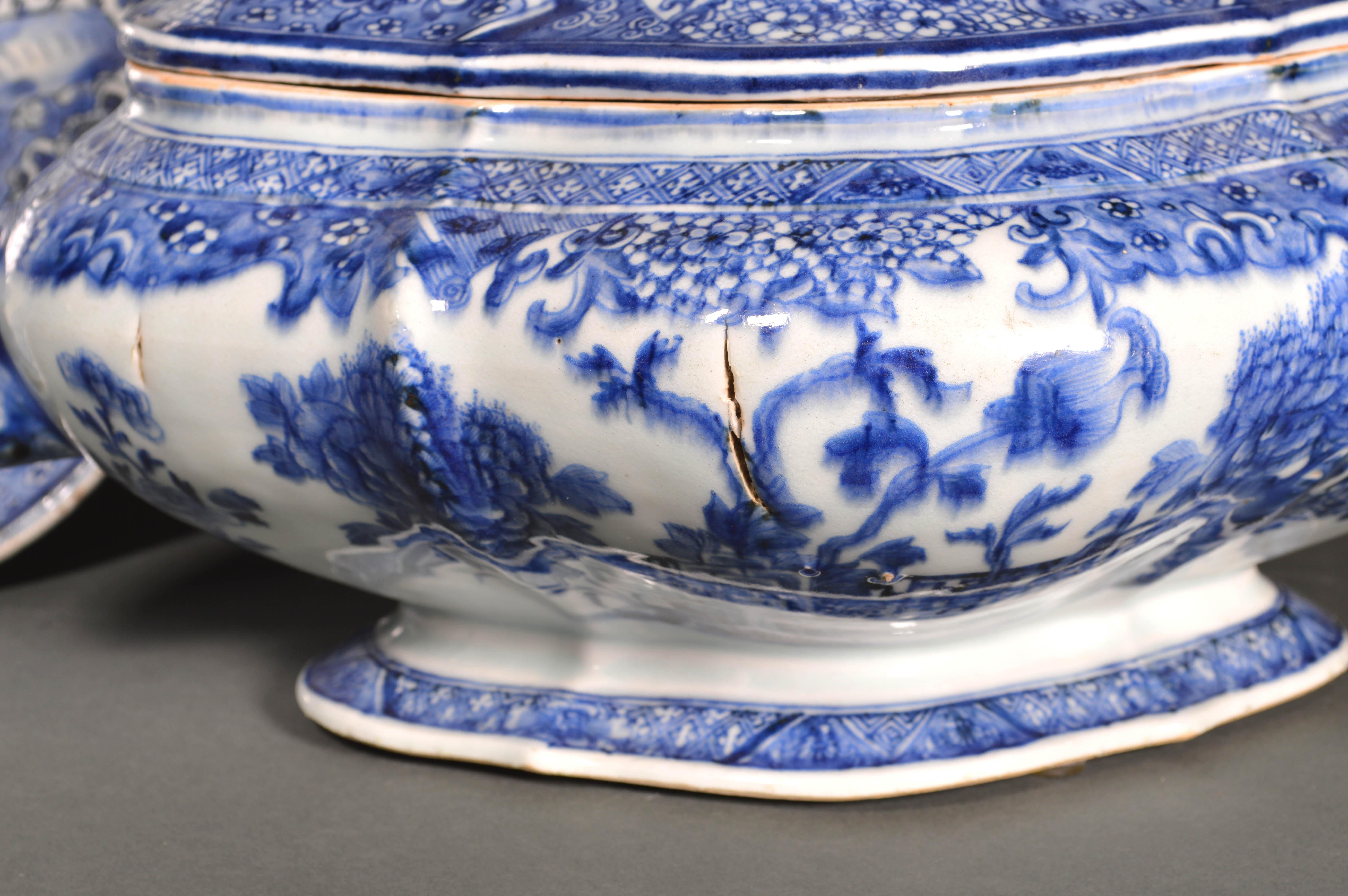 Exportation chinoise Soupière, couvercle et support en porcelaine d'exportation chinoise bleu et blanc ancien en vente