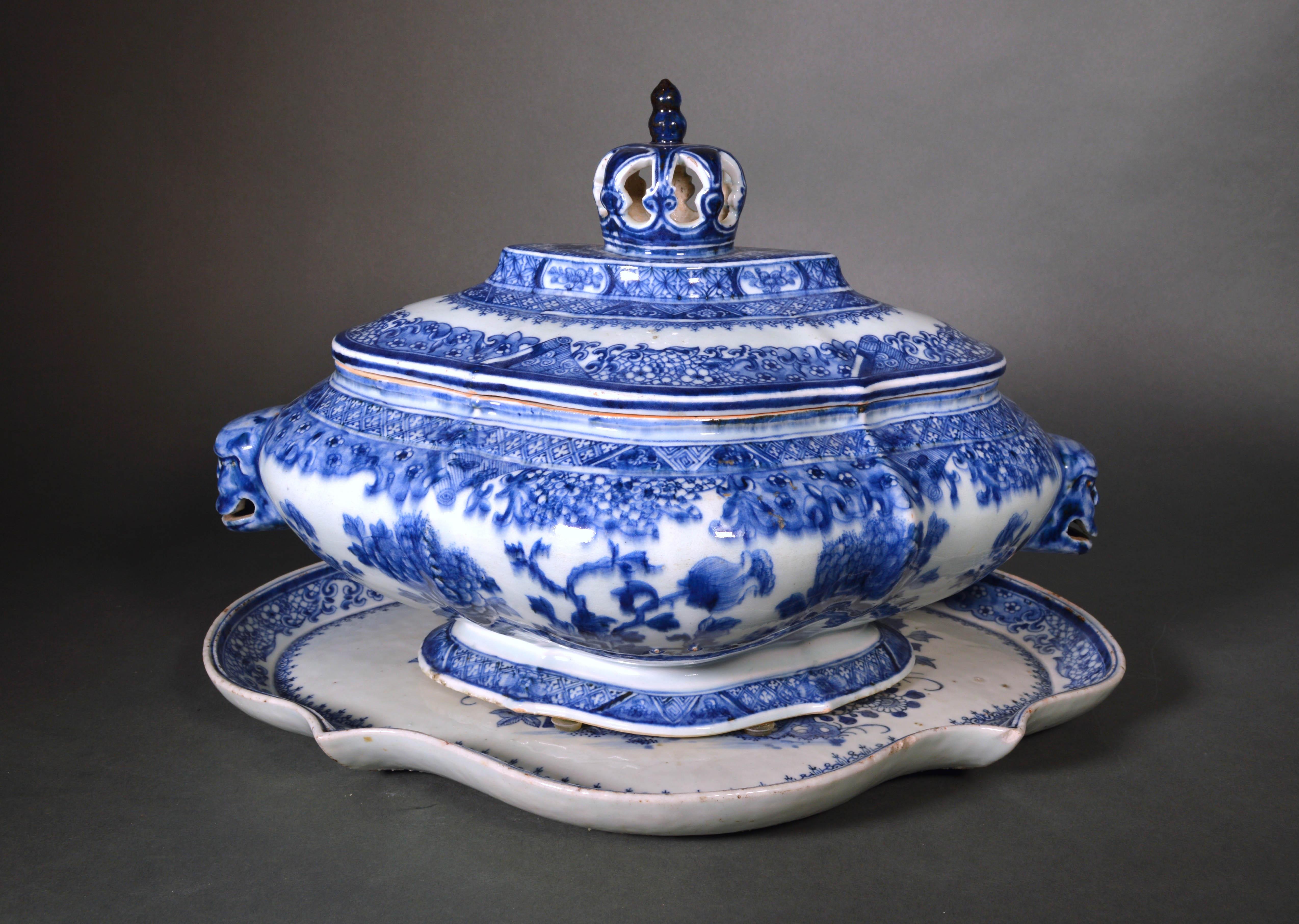 Chinois Soupière, couvercle et support en porcelaine d'exportation chinoise bleu et blanc ancien en vente