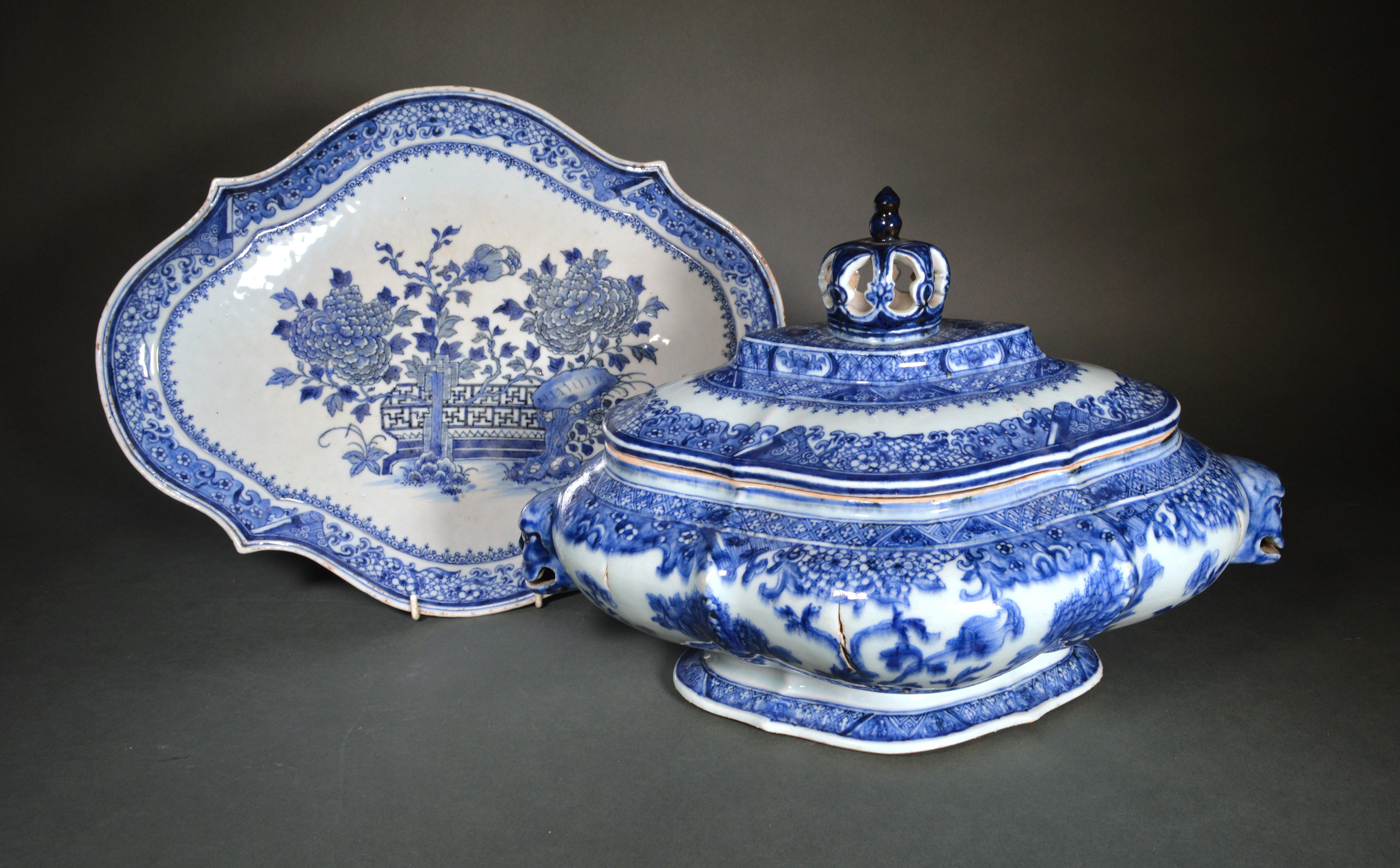 Soupière, couvercle et support en porcelaine d'exportation chinoise bleu et blanc ancien Bon état - En vente à Downingtown, PA