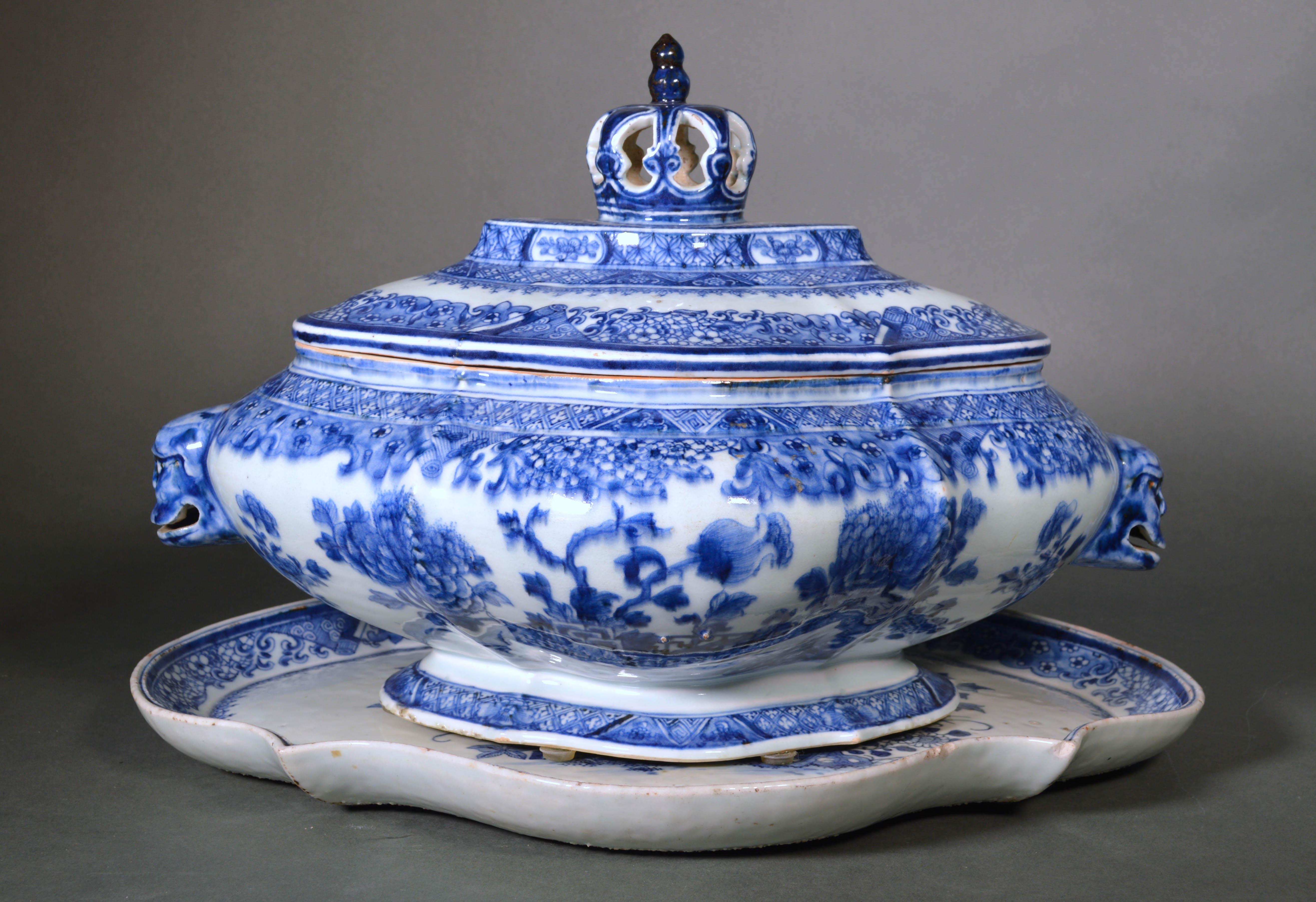 XVIIIe siècle Soupière, couvercle et support en porcelaine d'exportation chinoise bleu et blanc ancien en vente