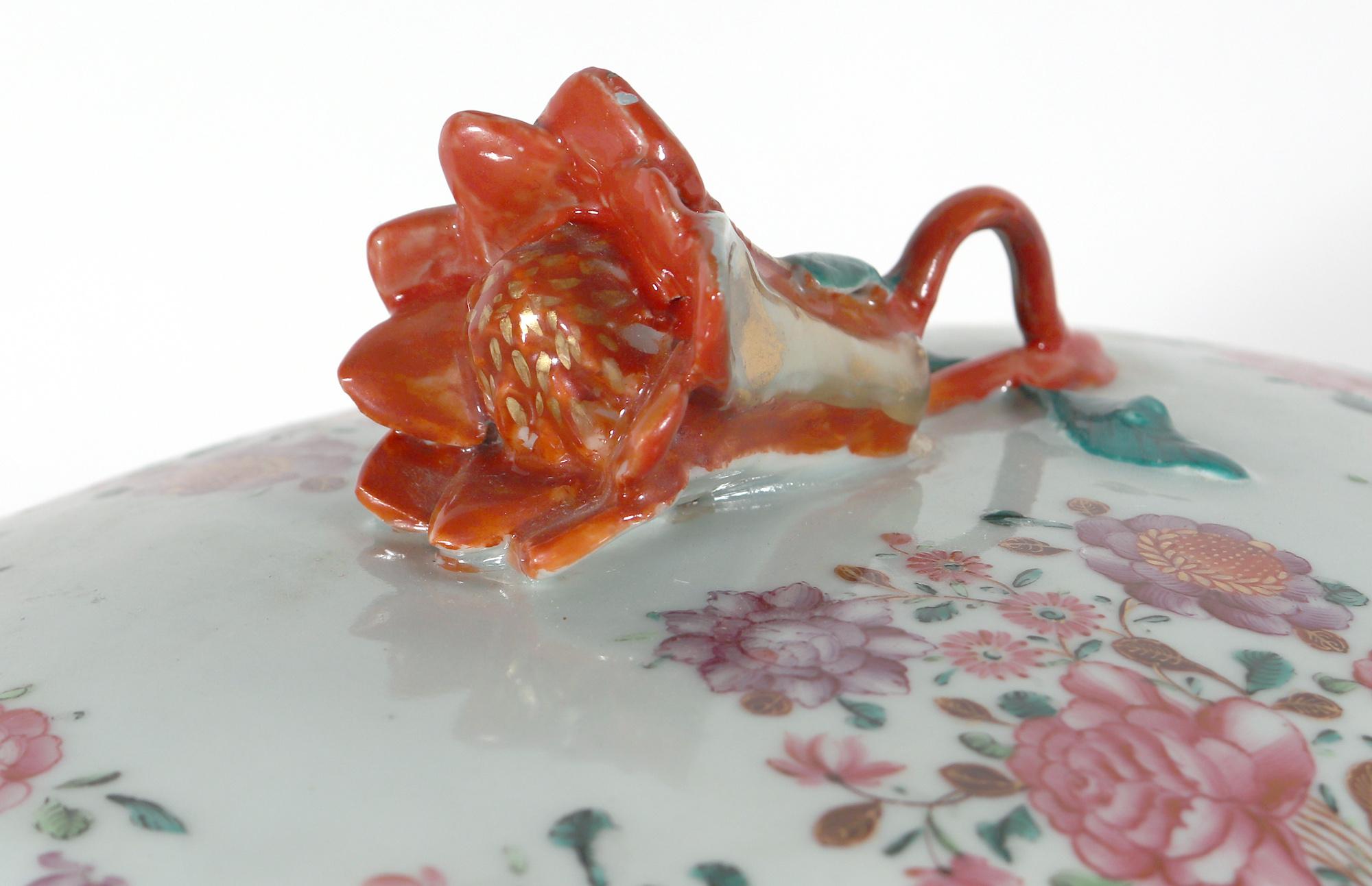 Sopera y tapa botánicas de porcelana china de exportación Famille Rose Porcelana en venta