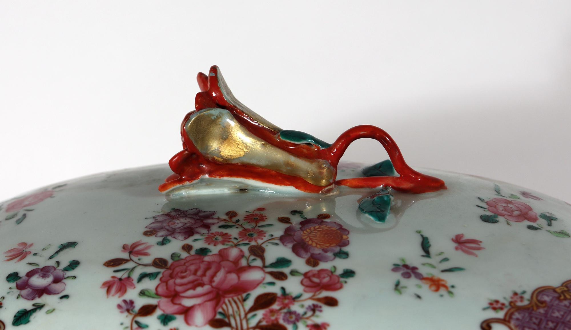 Sopera y tapa botánicas de porcelana china de exportación Famille Rose en venta 1