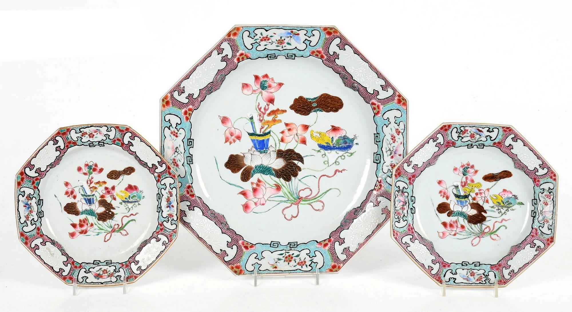 Plat et deux assiettes en porcelaine d'exportation chinoise Famille Rose
Vers 1740

Les pièces en porcelaine Famille Rose d'exportation chinoise sont toutes peintes d'un pot de fleurs bleu, d'un bol bleu avec une grenade, et d'un bouquet de lotus