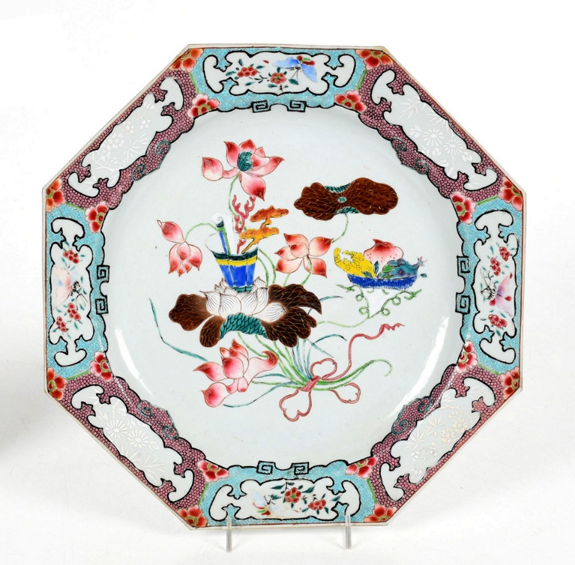 Exportation chinoise Plat et deux assiettes en porcelaine d'exportation chinoise de la famille rose en vente