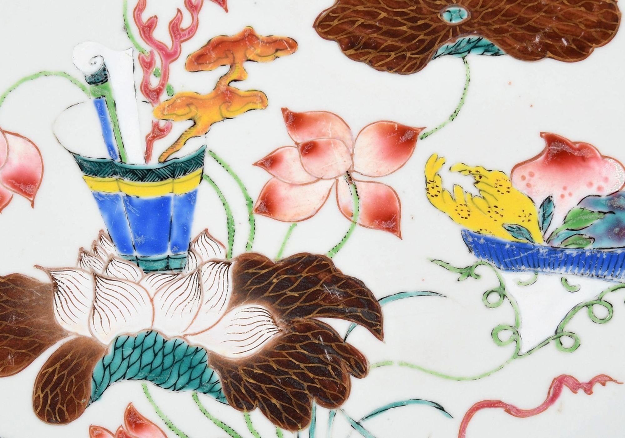 Chinois Plat et deux assiettes en porcelaine d'exportation chinoise de la famille rose en vente