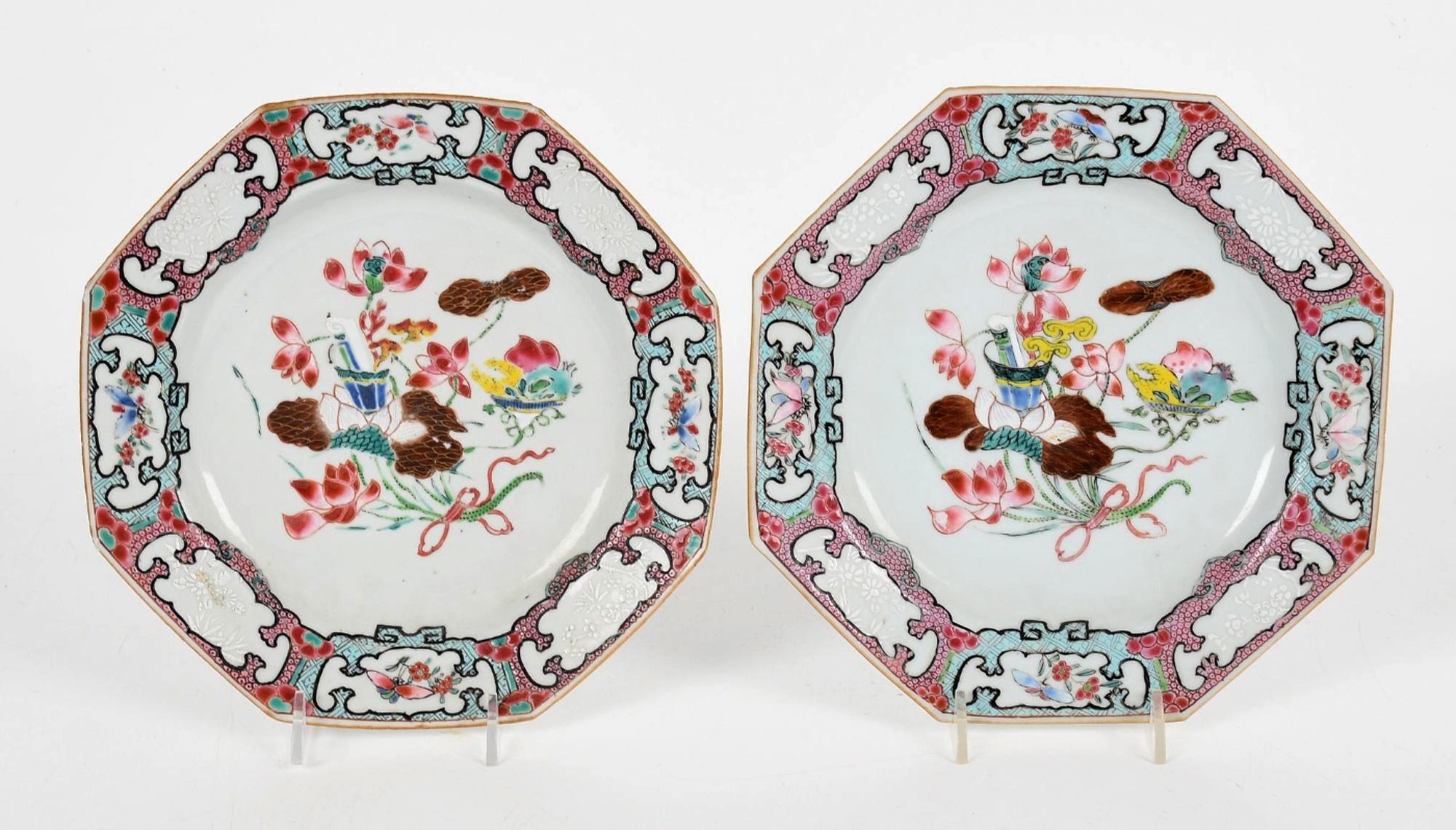 Plat et deux assiettes en porcelaine d'exportation chinoise de la famille rose Bon état - En vente à Downingtown, PA