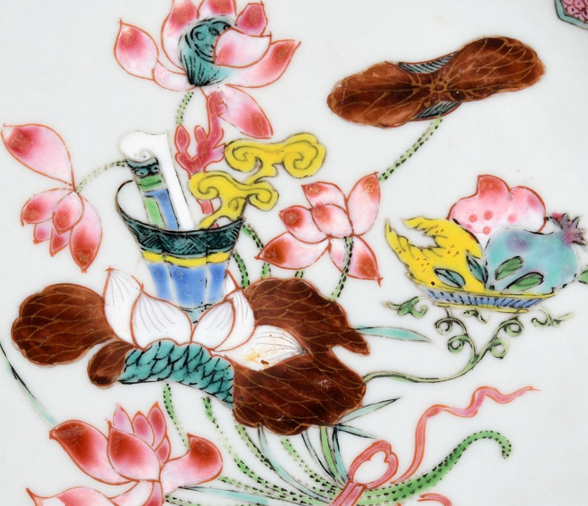 XVIIIe siècle Plat et deux assiettes en porcelaine d'exportation chinoise de la famille rose en vente