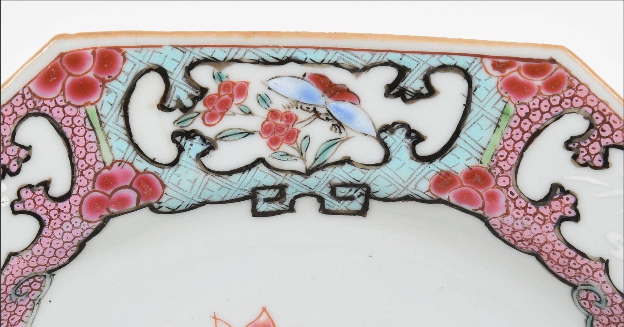 Porcelaine Plat et deux assiettes en porcelaine d'exportation chinoise de la famille rose en vente