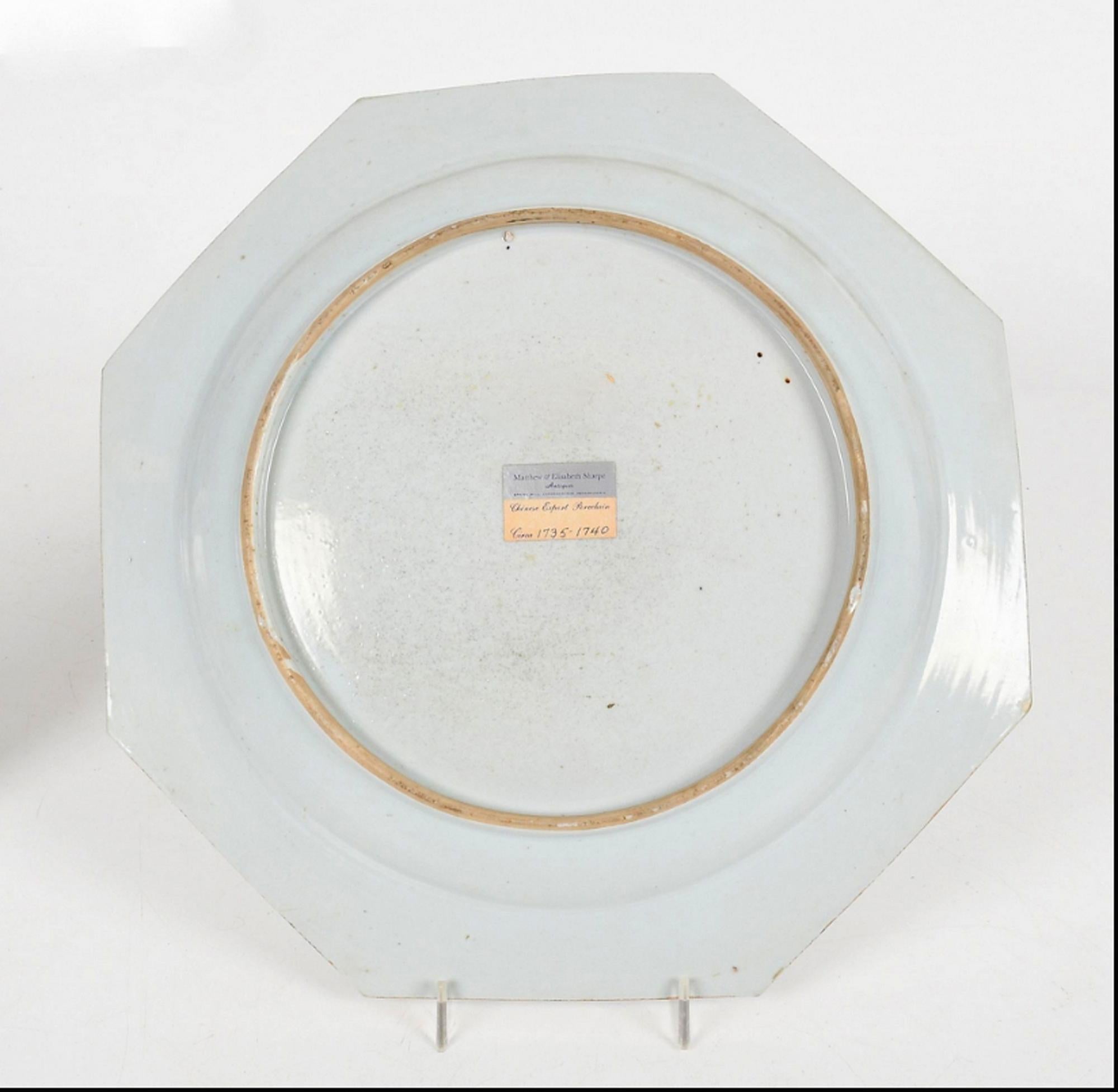 Plat et deux assiettes en porcelaine d'exportation chinoise de la famille rose en vente 1