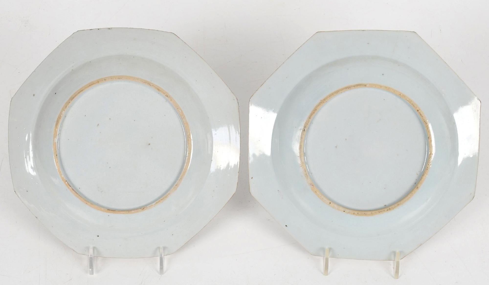 Plat et deux assiettes en porcelaine d'exportation chinoise de la famille rose en vente 2