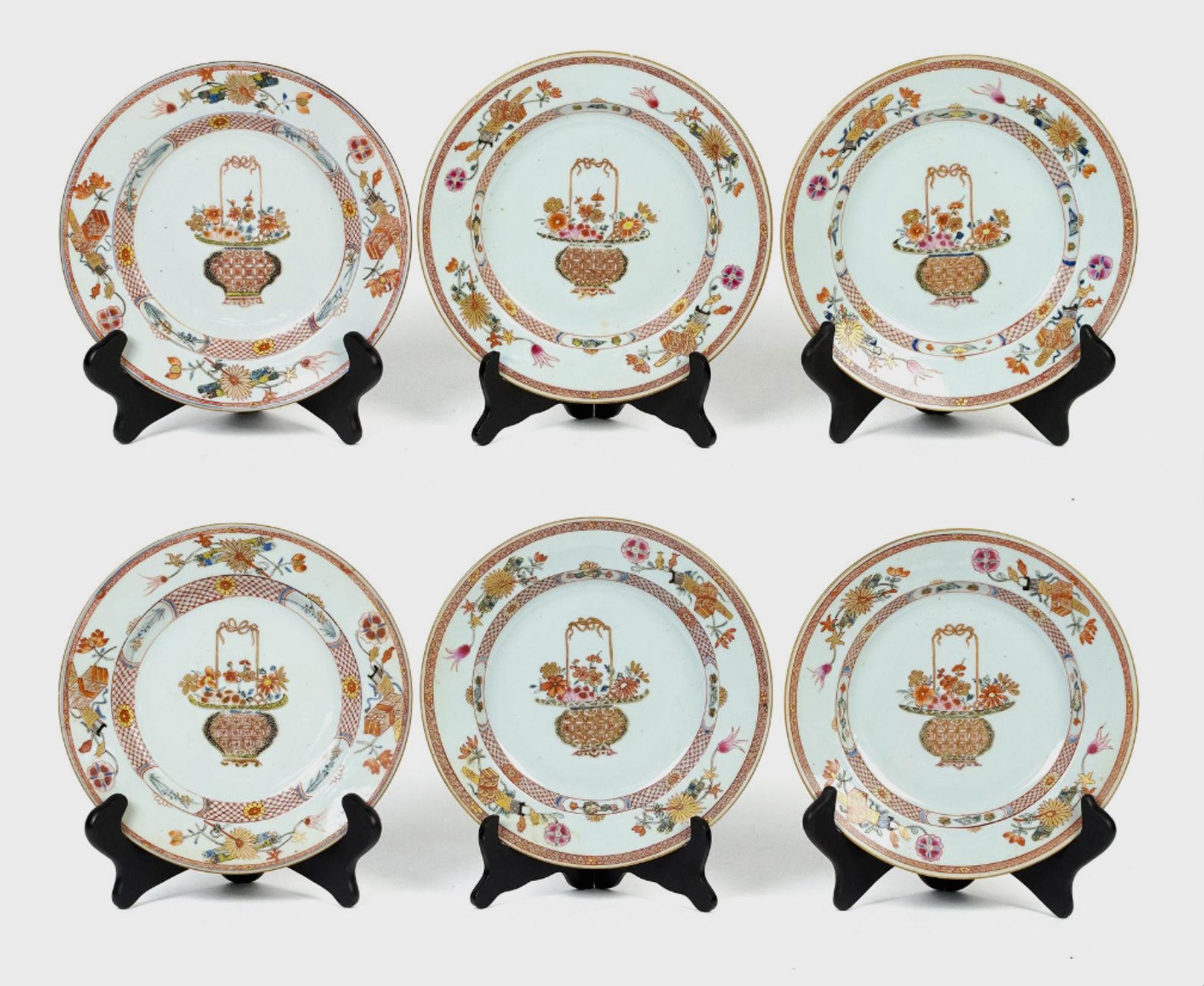 Assiettes en porcelaine rose verte d'exportation chinoise peintes avec des paniers de fleurs,
Yongzheng (1723-1735)

La paire d'assiettes en porcelaine d'exportation chinoise de la période Yongzheng 