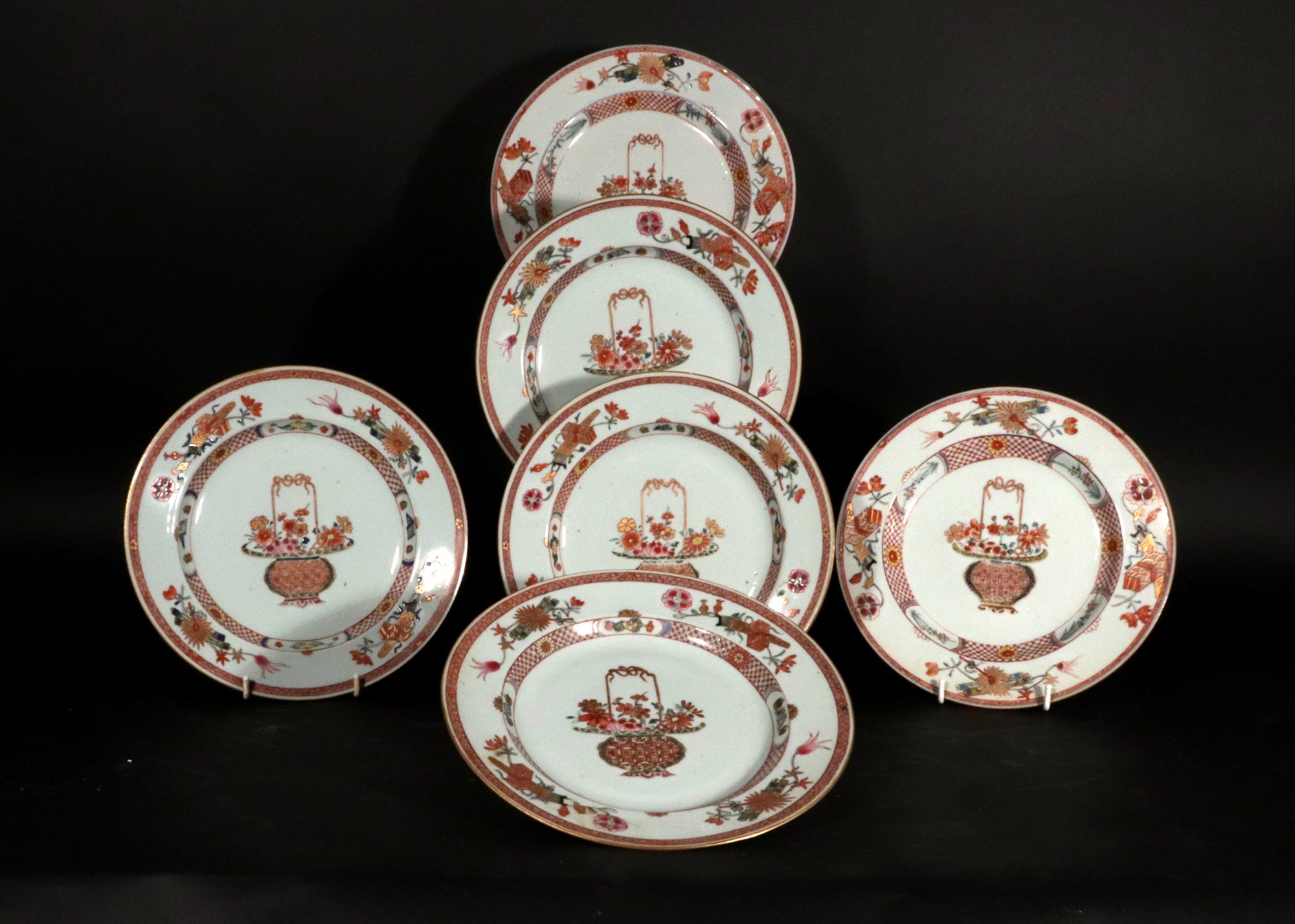 Exportation chinoise Assiettes Famille Rose peintes avec paniers de fleurs d'exportation chinoise en vente