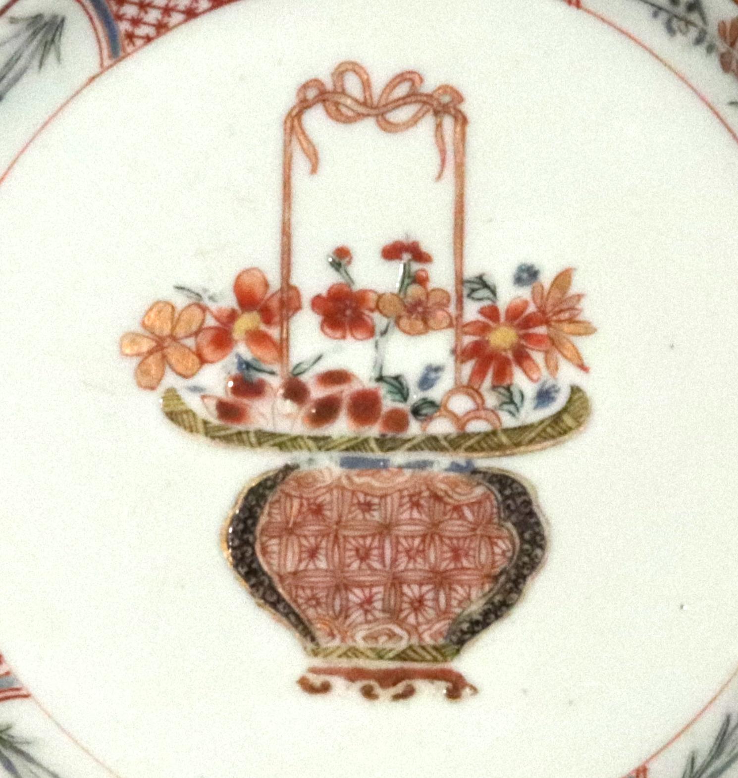 Assiettes Famille Rose peintes avec paniers de fleurs d'exportation chinoise Bon état - En vente à Downingtown, PA