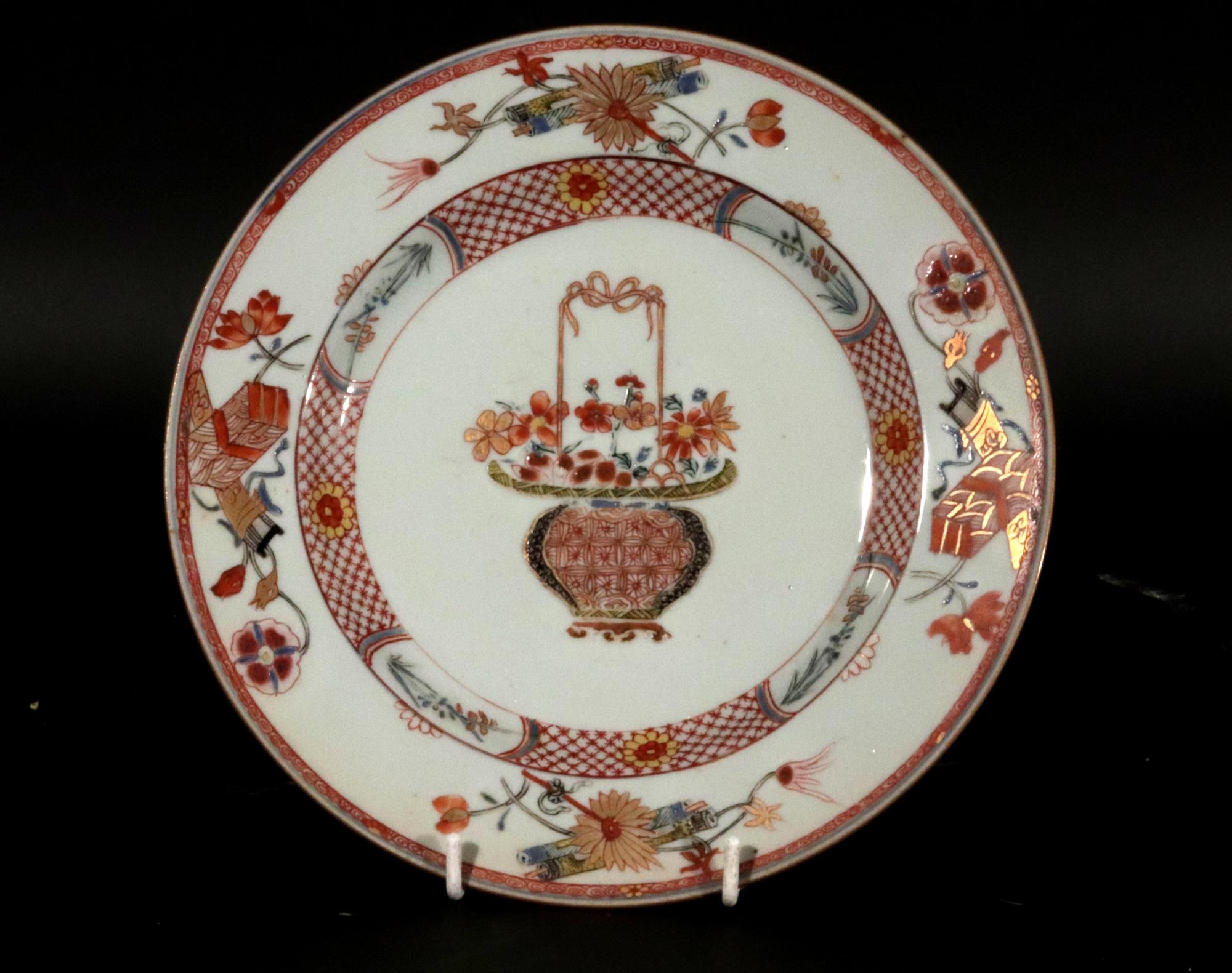 XVIIIe siècle Assiettes Famille Rose peintes avec paniers de fleurs d'exportation chinoise en vente