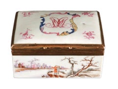 Chinese Export Porcelain Famille Rose Snuff Box- European subjects