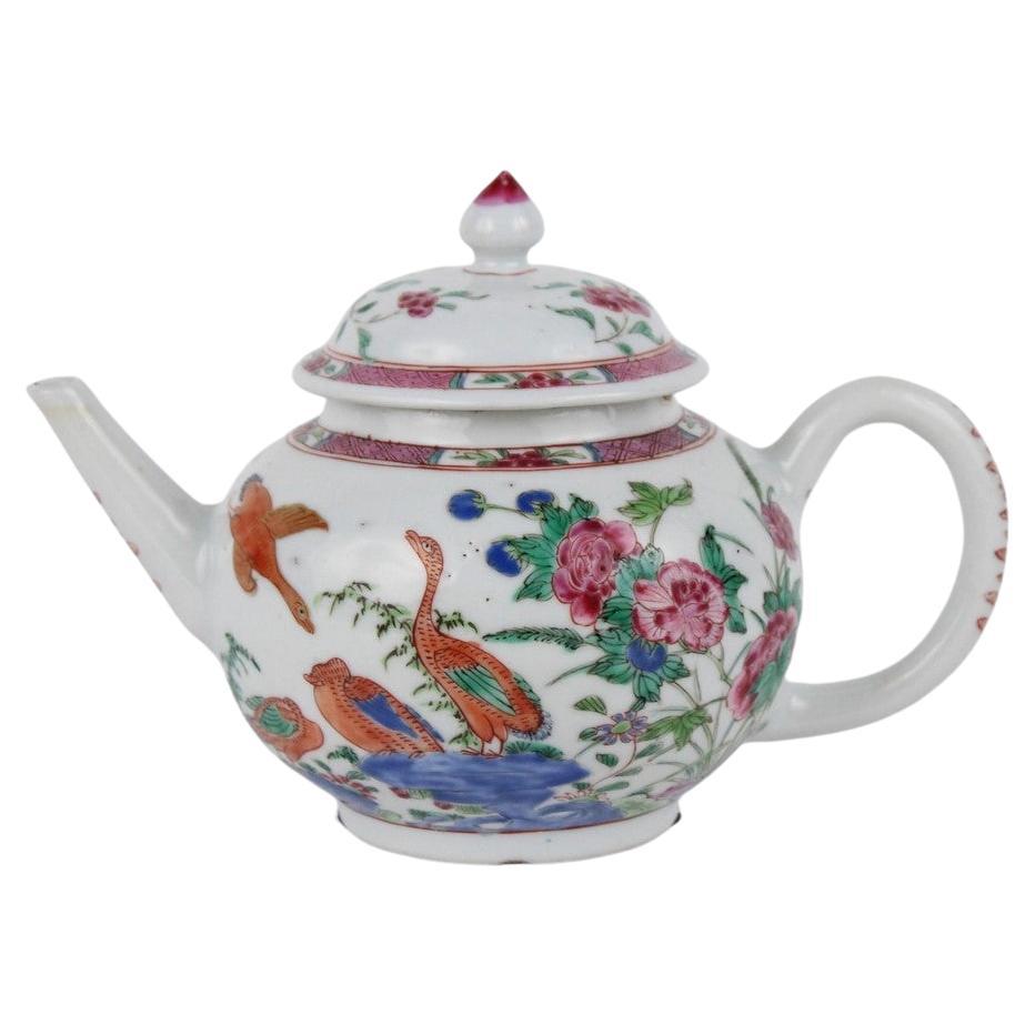 Tetera y tapa de porcelana china de exportación Famille Rose,
Hacia 1740-50

La tetera circular globular está inusualmente pintada a ambos lados del pitorro con dos gansos anaranjados, uno volando y a punto de aterrizar, con otros dos pájaros