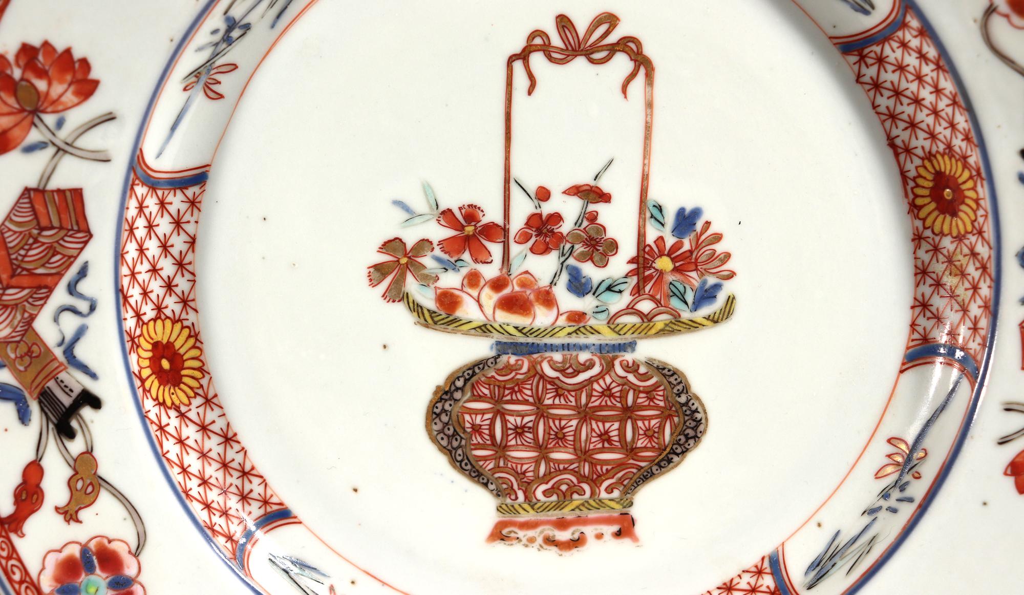Chinese Export Porcelain Famille Rose-Verte Plates Painted with A Flower Basket For Sale 7