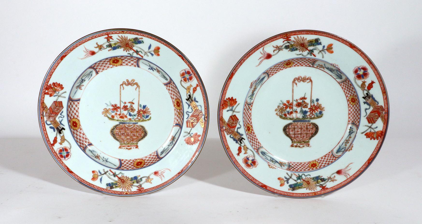 Assiettes en porcelaine d'exportation chinoise de la famille rose peintes avec des paniers de fleurs,
Yongzheng (1723-1735)

La paire d'assiettes en porcelaine d'exportation chinoise de la période Yongzheng 