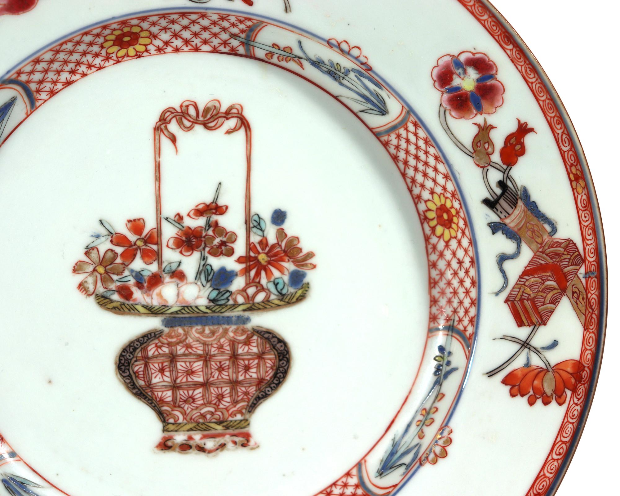 Chinese Export Porcelain Famille Rose-Verte Plates Painted with A Flower Basket For Sale 1