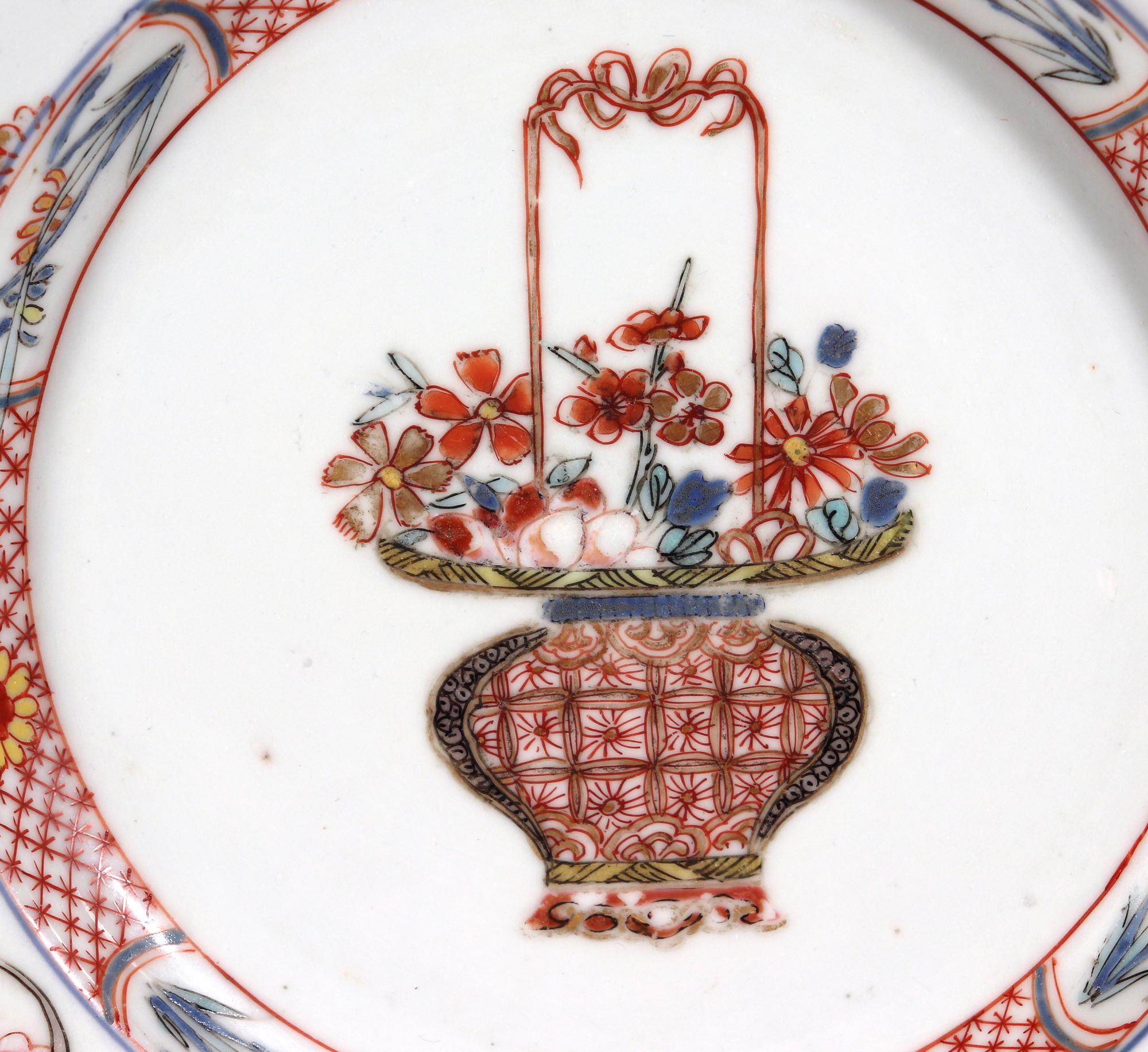 Chinesisches Exportporzellan Famille Rose-Verte Teller mit einem Blumenkorb bemalt (Porzellan) im Angebot