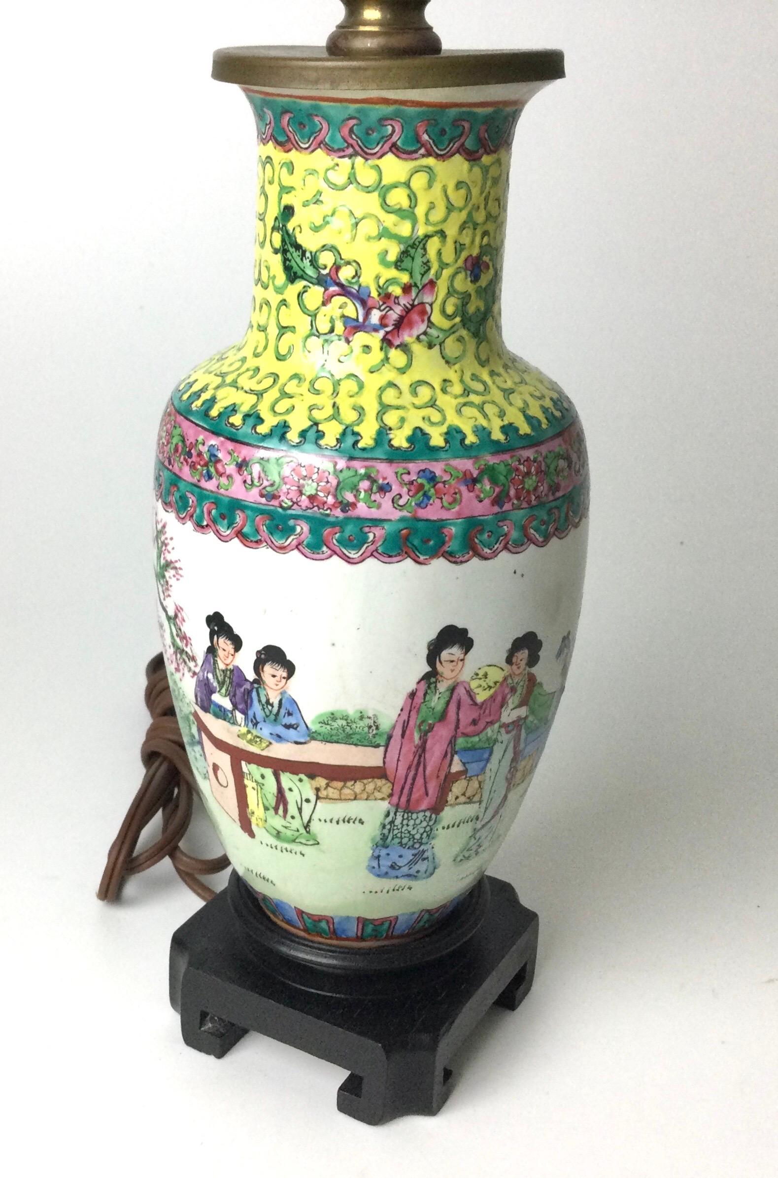 Chinois Petite lampe de table en porcelaine d'exportation chinoise en vente
