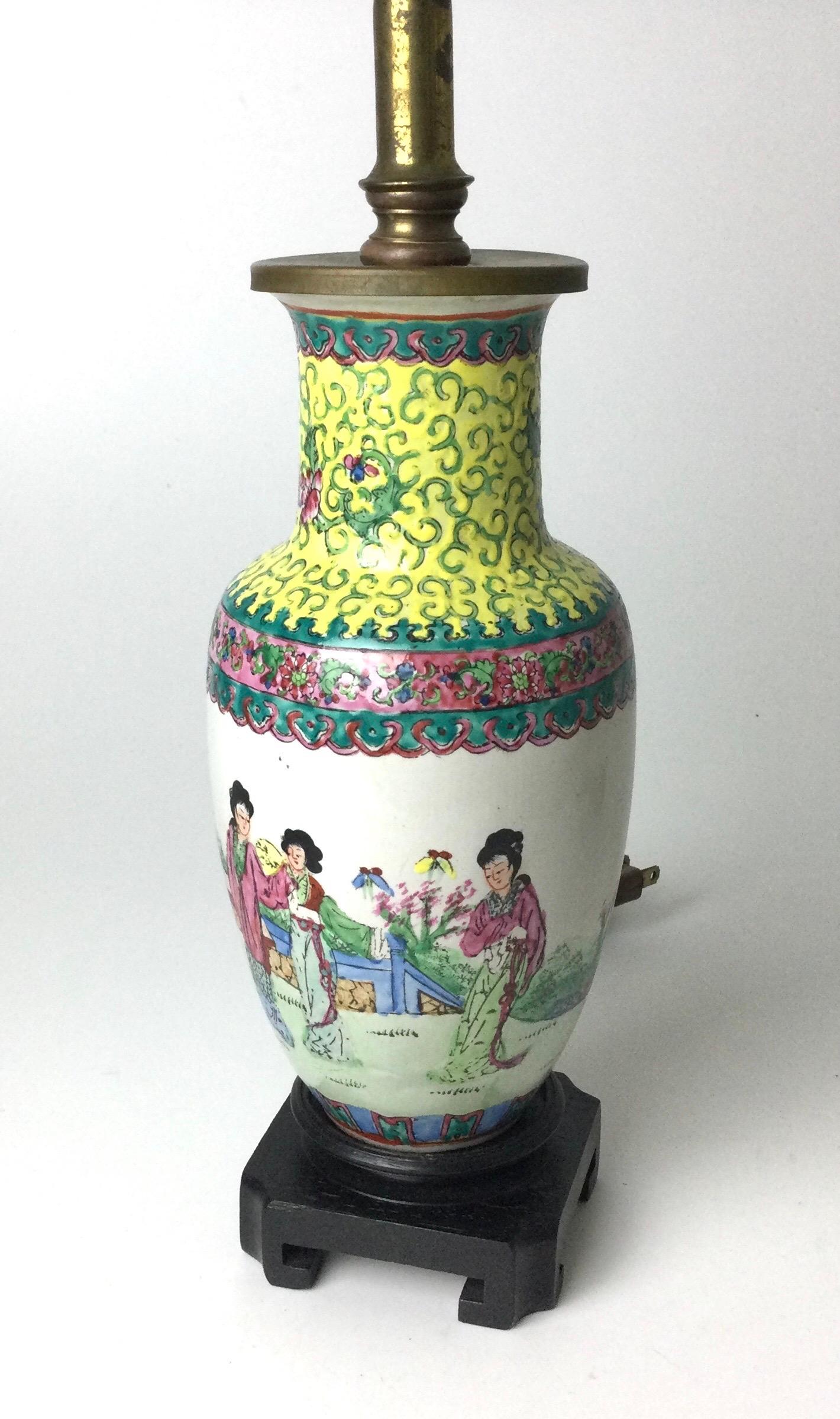 Petite lampe de table en porcelaine d'exportation chinoise Excellent état - En vente à Lambertville, NJ