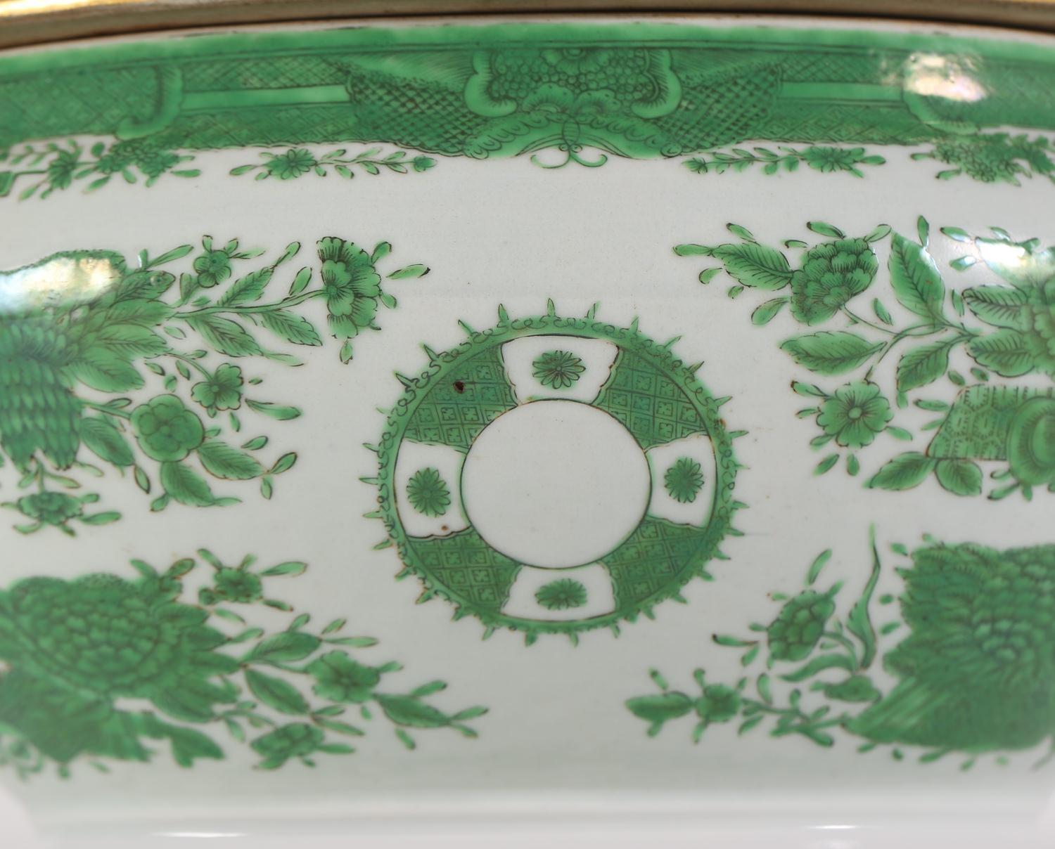 Soupière, couvercle et sous-plat en porcelaine d'exportation chinoise à motif Fitzhugh en vente 3