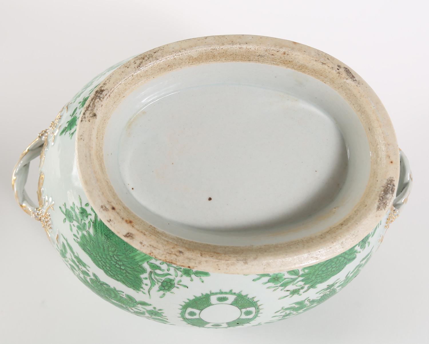 Soupière, couvercle et sous-plat en porcelaine d'exportation chinoise à motif Fitzhugh en vente 7